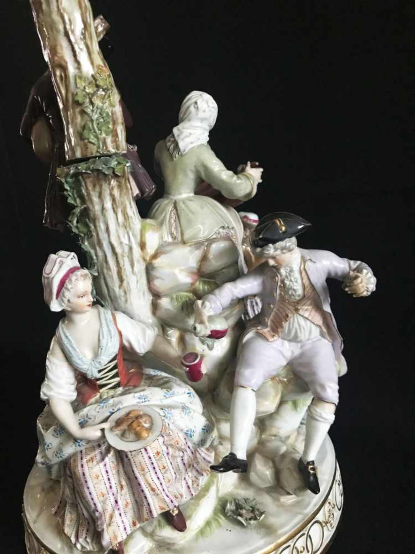 Meissen große Figurengruppe, Musikanten, Große Gärtnergruppe am Baum, Modell von Michel Victor Acier - Bild 8 aus 10