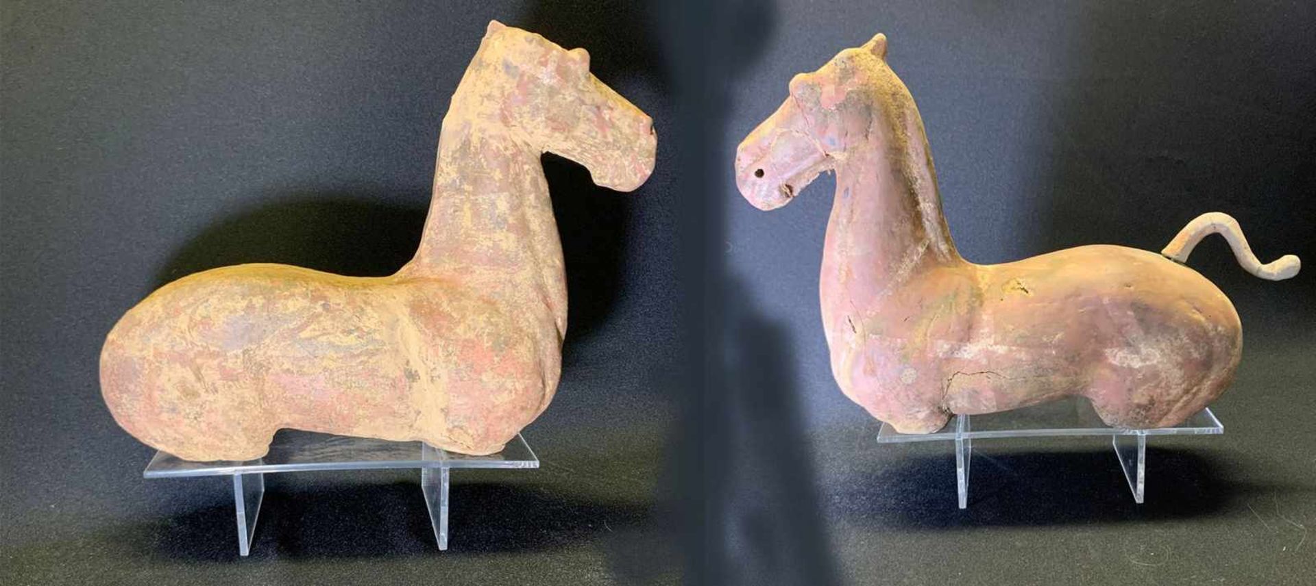 Paar bemalte Pferdekörper, Han Dynastie (206 v. Chr. - 219 n. Chr.), grauer Ton, die ursprünlichen