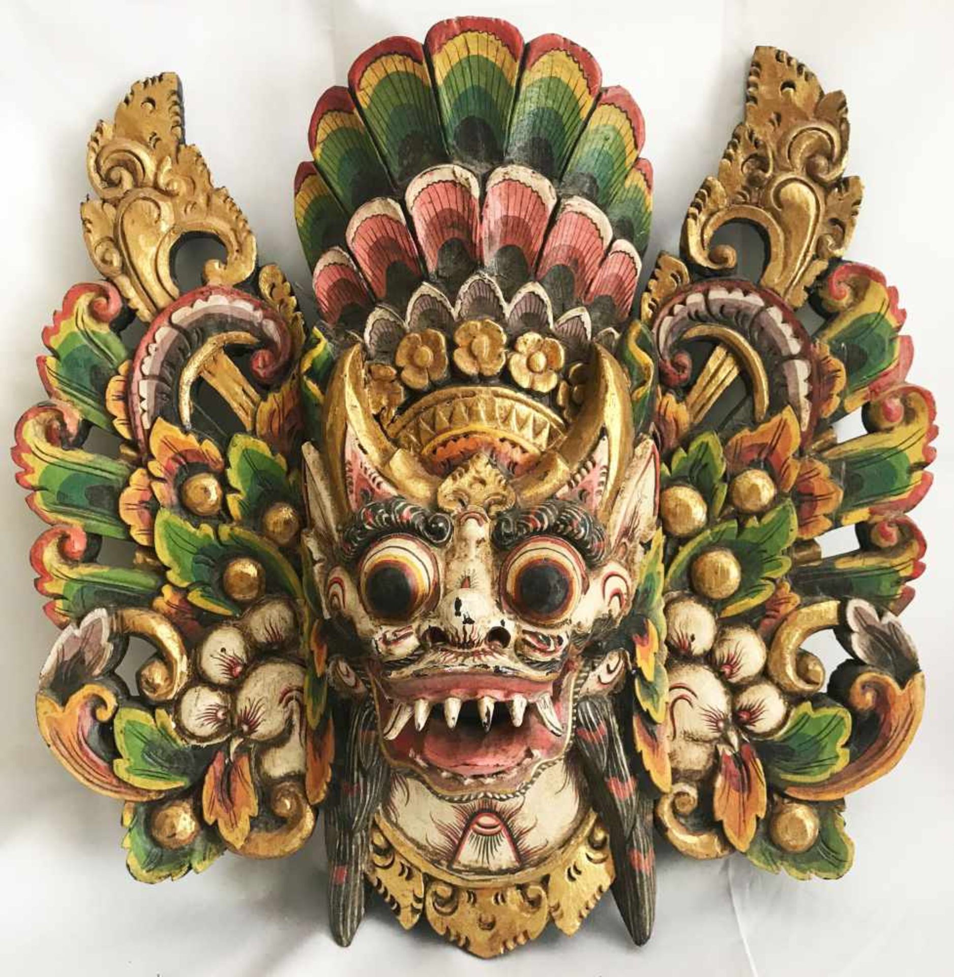 2 alte indonesische Masken, wohl Bali, Holz, farbig gefasst, Altersspuren, 52 x 54 cm sowie 22 x - Bild 3 aus 4