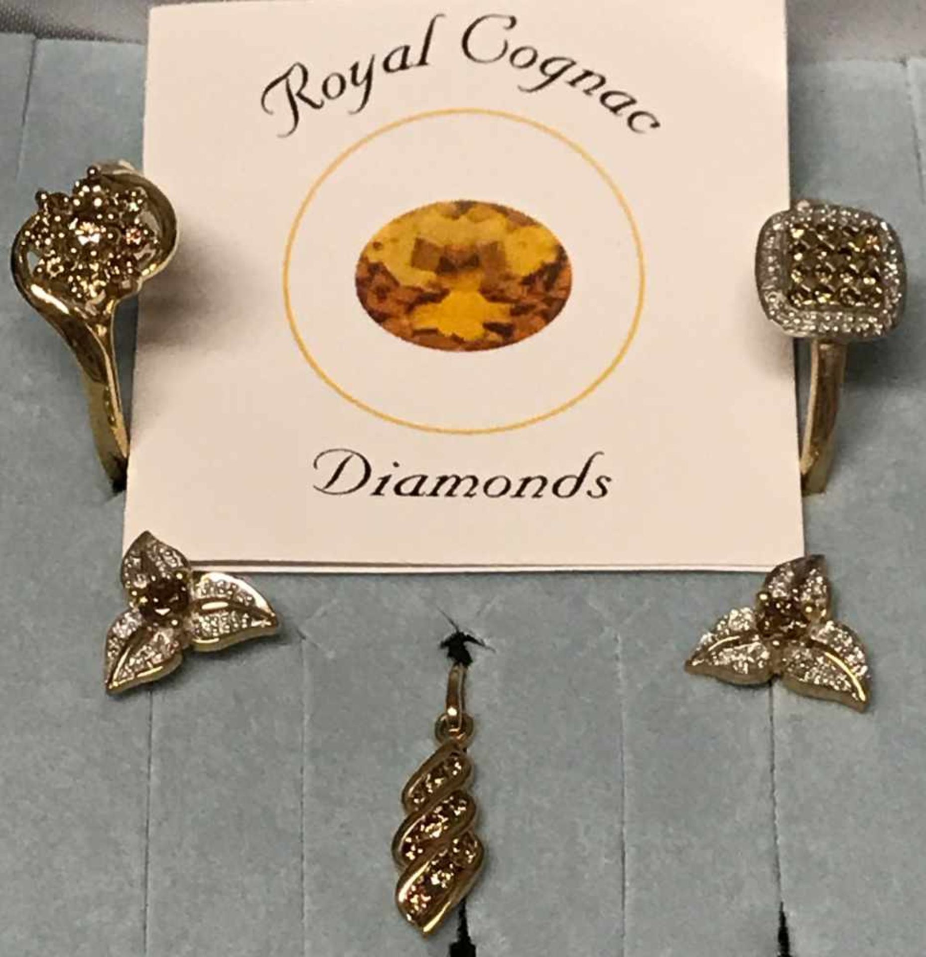 Royal Cognac Diamonds Schmuck, 375er GG: 2 Ringe, RG63, Ohrstecker in Blütenform, Anhänger, 8,1 g - Bild 2 aus 2
