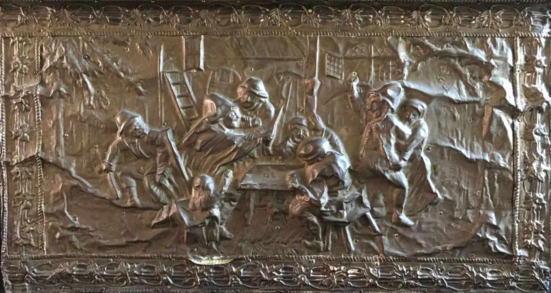 England, 19. Jh., Truhe mit Schrägdeckel, Holz mit Messingverblendung, Altersspuren, max. H. 46 cm x - Image 2 of 3
