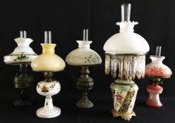 5 Öllampen mit Glasschirmen, Sammlungsauflösung: Messingstand mit Porzellankorpus und Fransen