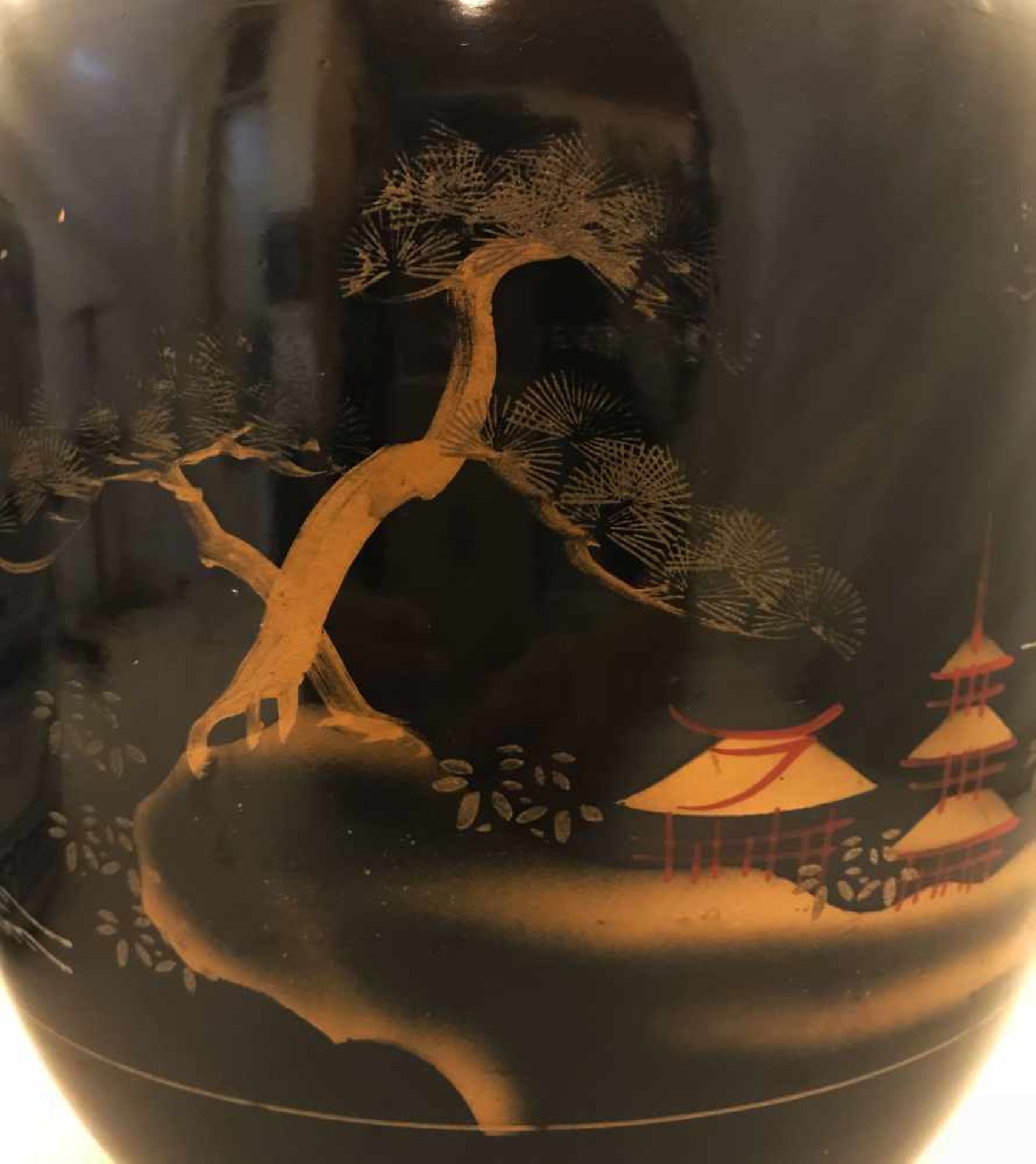 2 asiatische Cachepots mit landschaftlichen Motiven, einer blau-weiß, der andere gold auf - Bild 3 aus 4