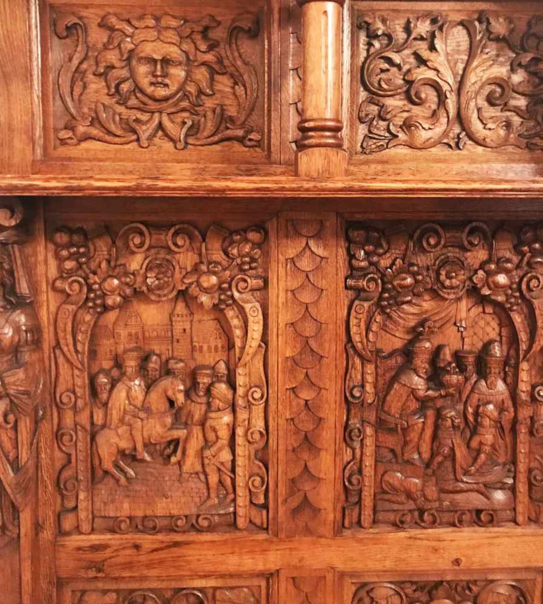 Bank in Schrankwand, Historismus, Holz, mit aufwändig geschnitzter Ornamentik sowie figürlichen - Image 2 of 4