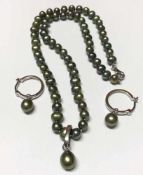 Konvolut, 925er Silber, mit grün gefärbten Perlen, Kette, L. 44 cm, Anhänger in Tropfenform, dazu