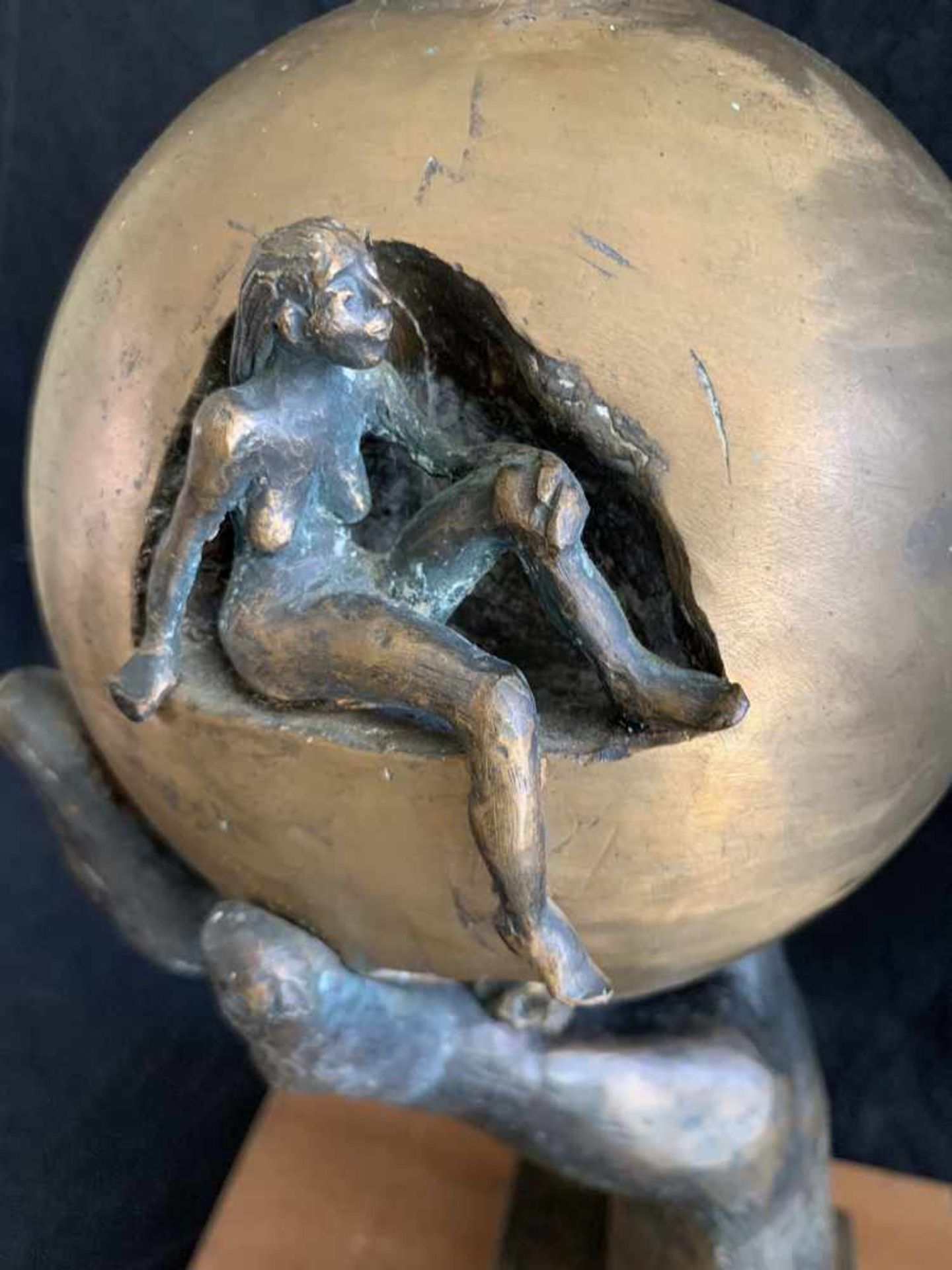Quirin Roth, Skulptur, Bronze, Hand, eine Kugel haltend, darin Aussparungen für eine Frau, ein Baby, - Bild 5 aus 11