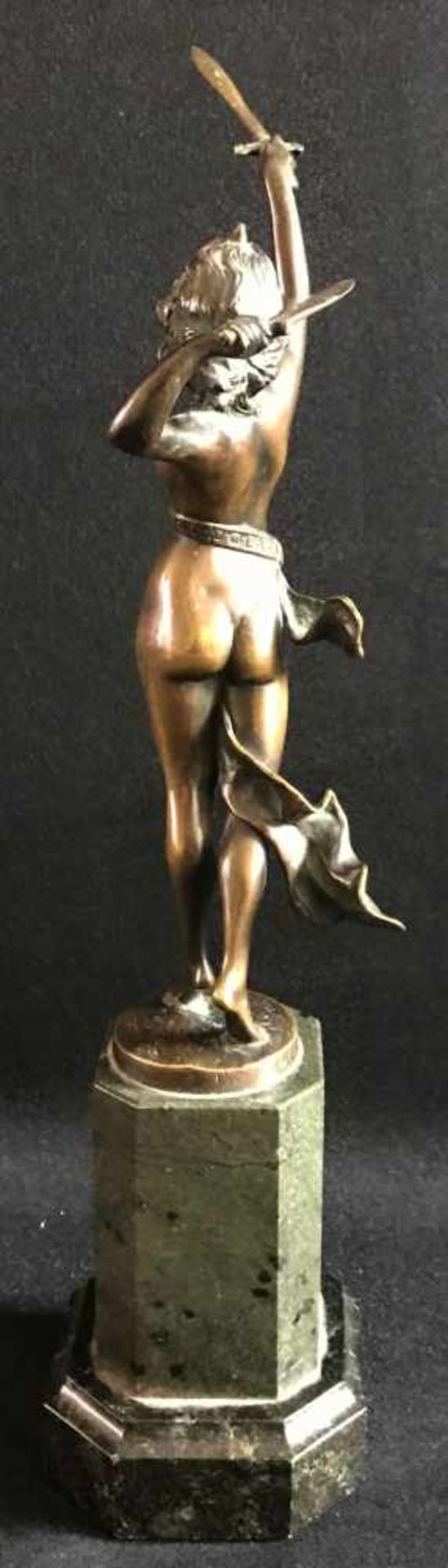 Franz Iffland (1862-1935), Orientalische Schwert-Tänzerin, Bronzestatuette auf Stein-Sockel. - Bild 2 aus 4