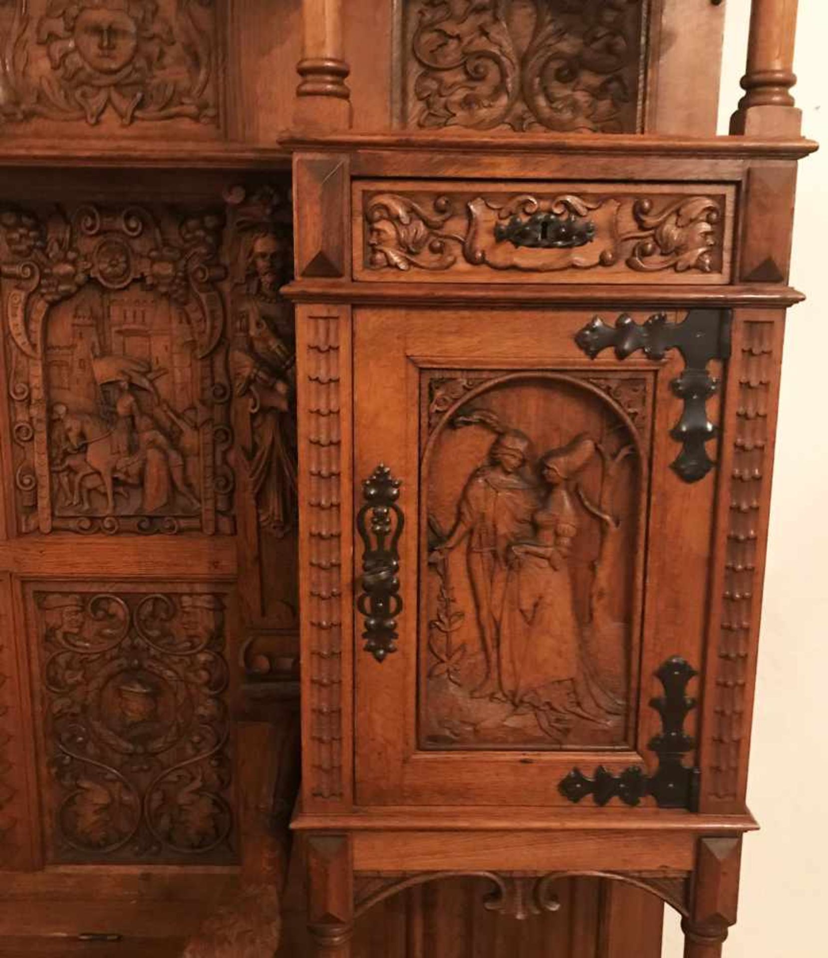 Bank in Schrankwand, Historismus, Holz, mit aufwändig geschnitzter Ornamentik sowie figürlichen - Image 4 of 4