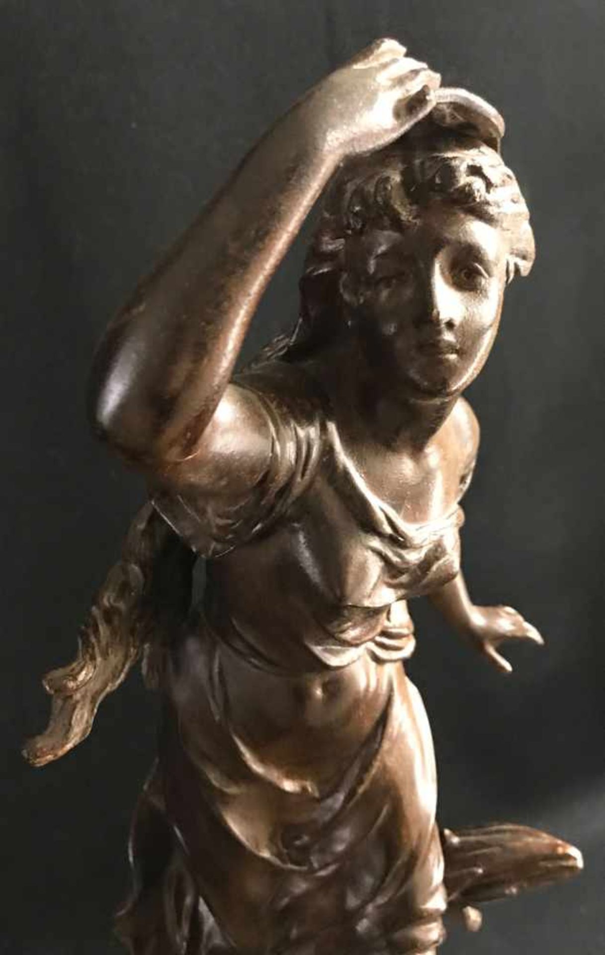 Große, französische Jugendstil Figurenpendule, Kaminuhr, Ende 19. Jh., Corpus aus Jade mit - Bild 2 aus 3