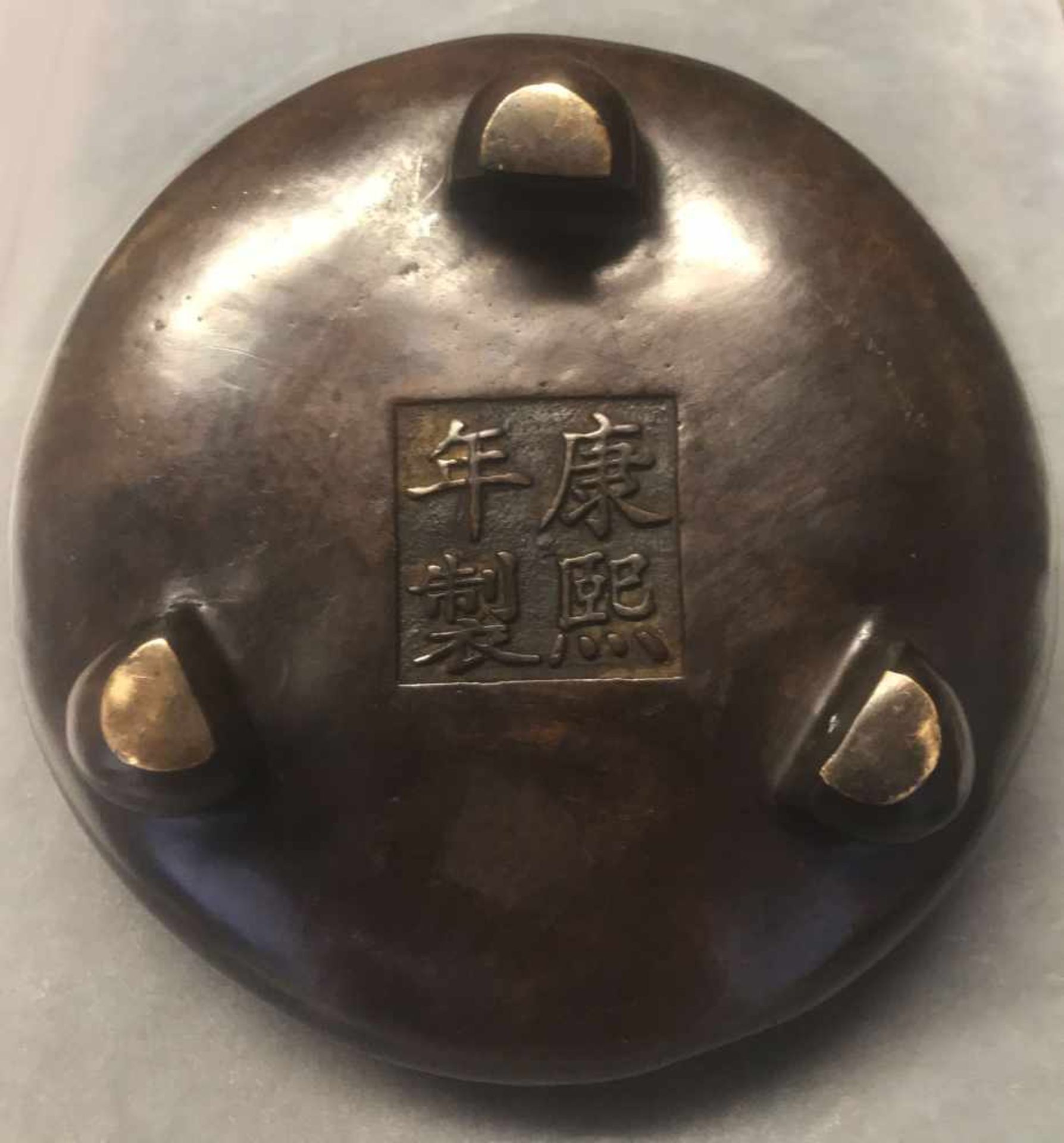 China, 19./20. Jh., Dreifuß Räuchertopf bzw. Räuchergefäß, patinierte Bronze, auf drei Füßen, mit - Bild 2 aus 3