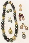Set aus Südsee Muschelkernperlen, 585er GG: Kette mit 33 unterschiedlich gefärbten Perlen,