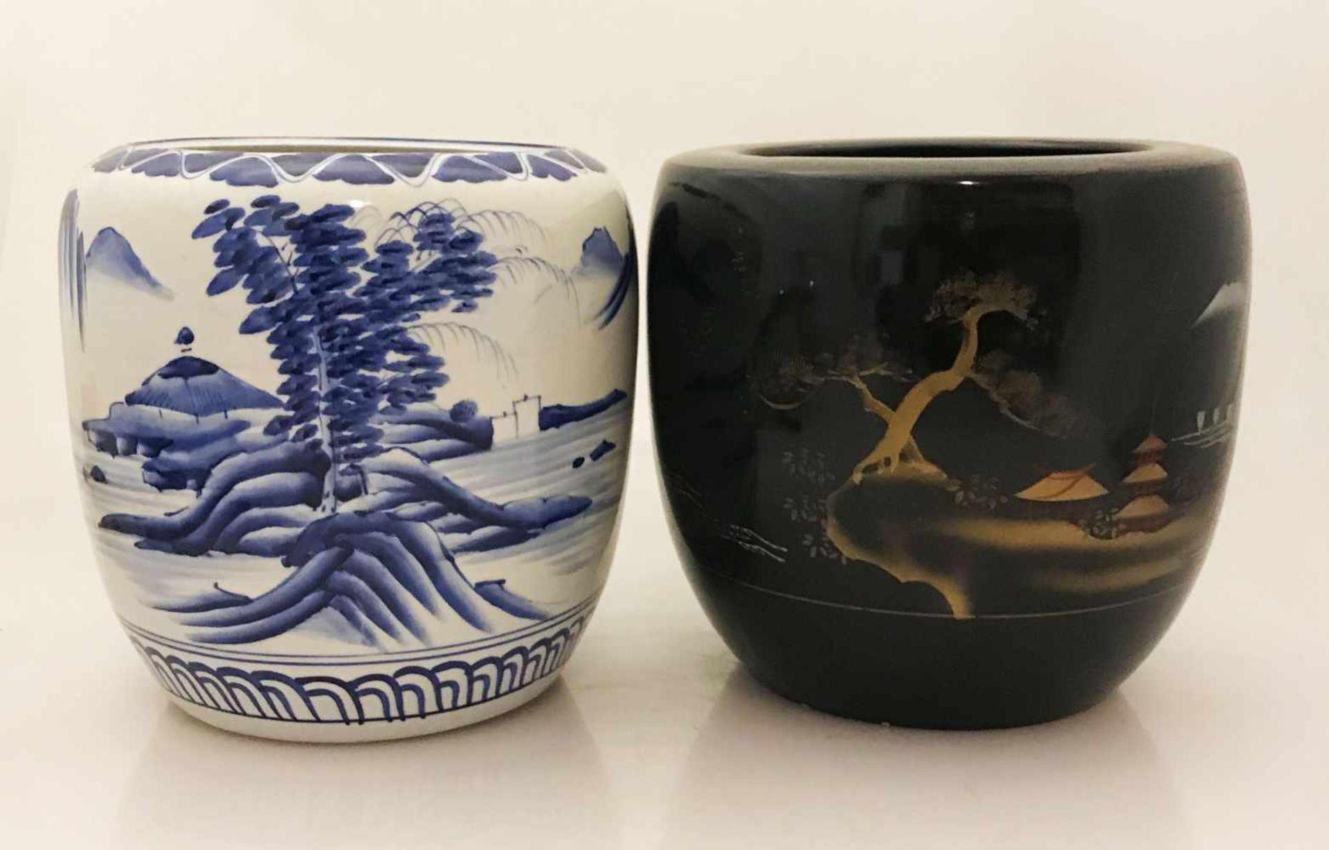 2 asiatische Cachepots mit landschaftlichen Motiven, einer blau-weiß, der andere gold auf