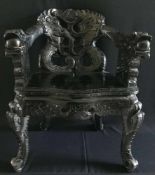 Chinesischer Stuhl, Holz mit Schnitzereien, schwarz lackiert, Altersspuren, Riss an einer