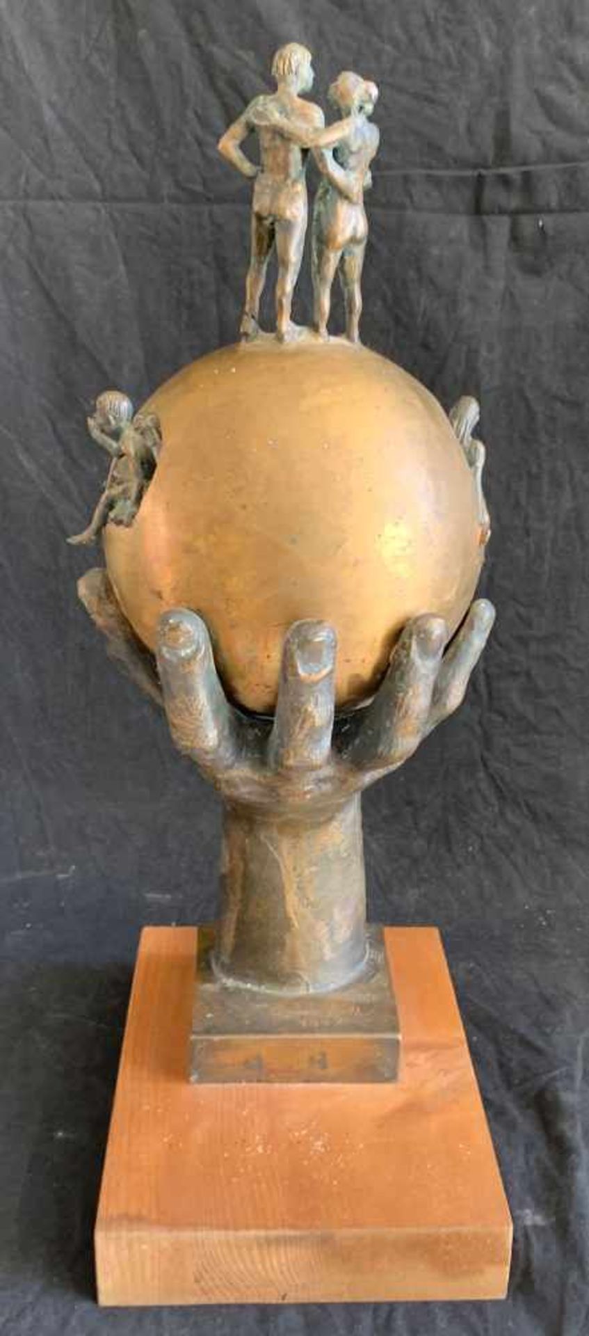 Quirin Roth, Skulptur, Bronze, Hand, eine Kugel haltend, darin Aussparungen für eine Frau, ein Baby, - Bild 6 aus 11