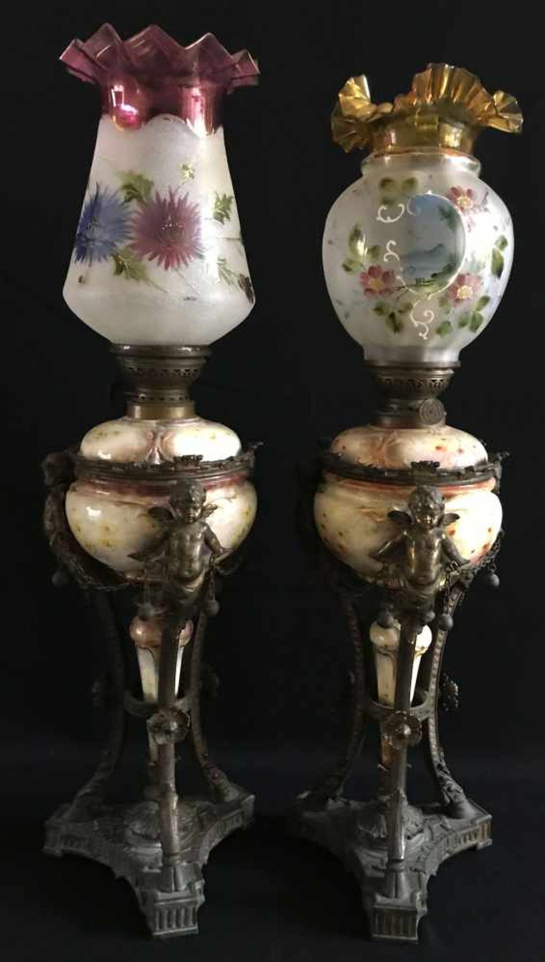 Paar Öllampen, um 1850. Auf dreipassigem Stand Gestell mit Bockfüßen und Putten, darin