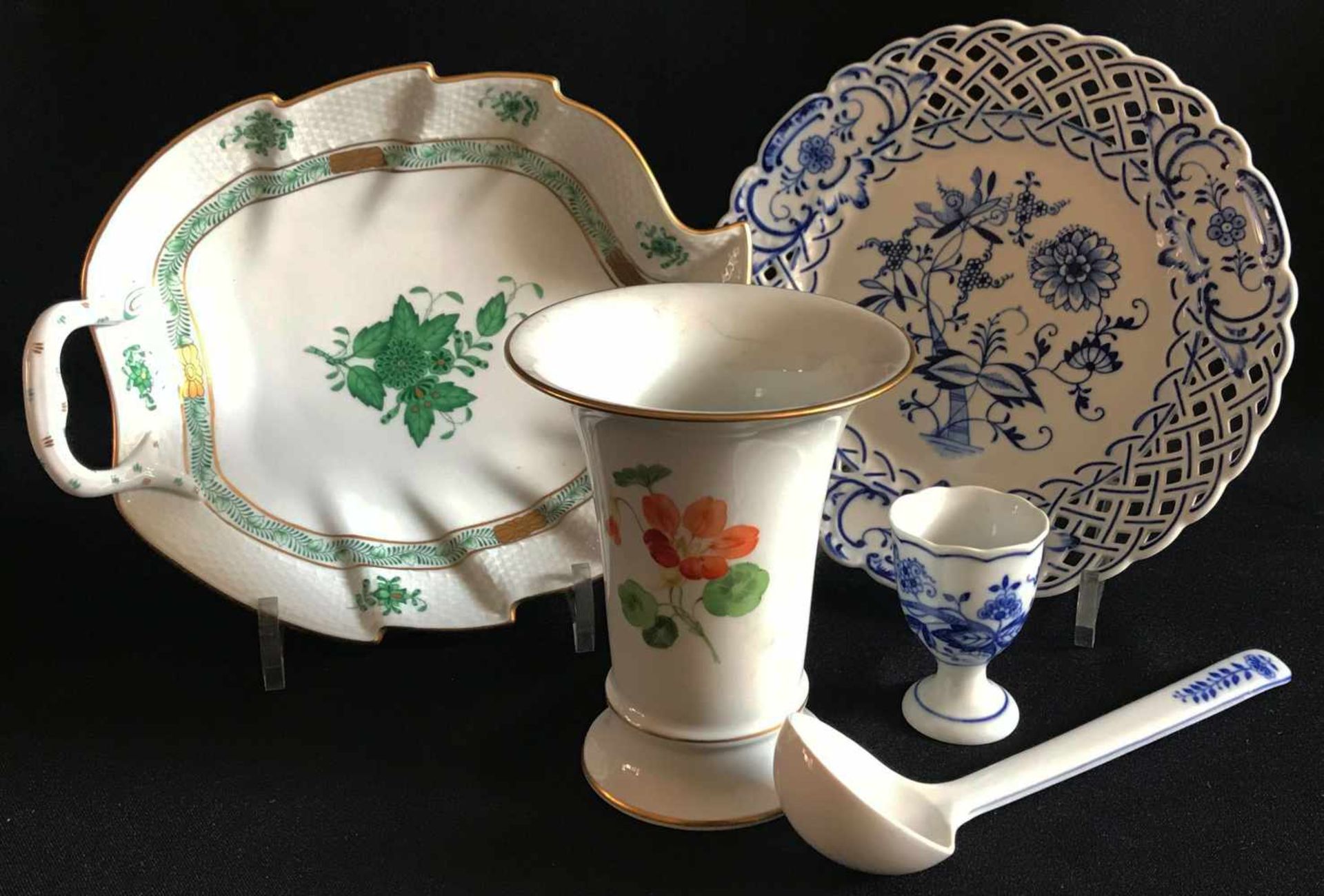 Porzellan-Konvolut bestehend aus einer Meissen-Vase, Schwertermarke Meißen, Dekor bunte Blume, H.