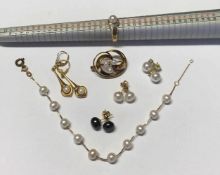 Perlschmuck: Armkettchen, geschwungene Brosche mit drei Perlen, ähnliches Paar Ohrhänger, 3 Paar