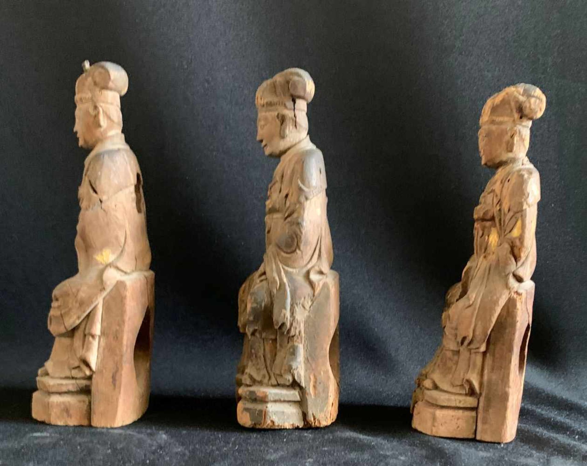 3 Holzfiguren, Höflinge, Ming Dynasty (1368 - 1644), jede Figur auf einem Stuhl mit Armlehne - Bild 5 aus 6