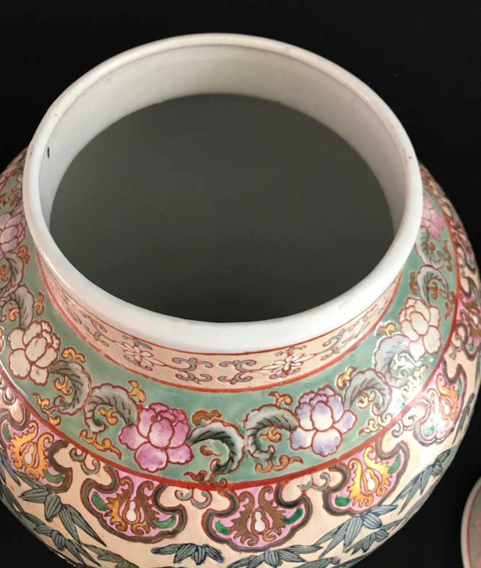 Große Vase. Japan. Am Boden eisenrote Marke. In Emailfarben und Gold. Deckel unten leicht gechipt. - Bild 2 aus 6