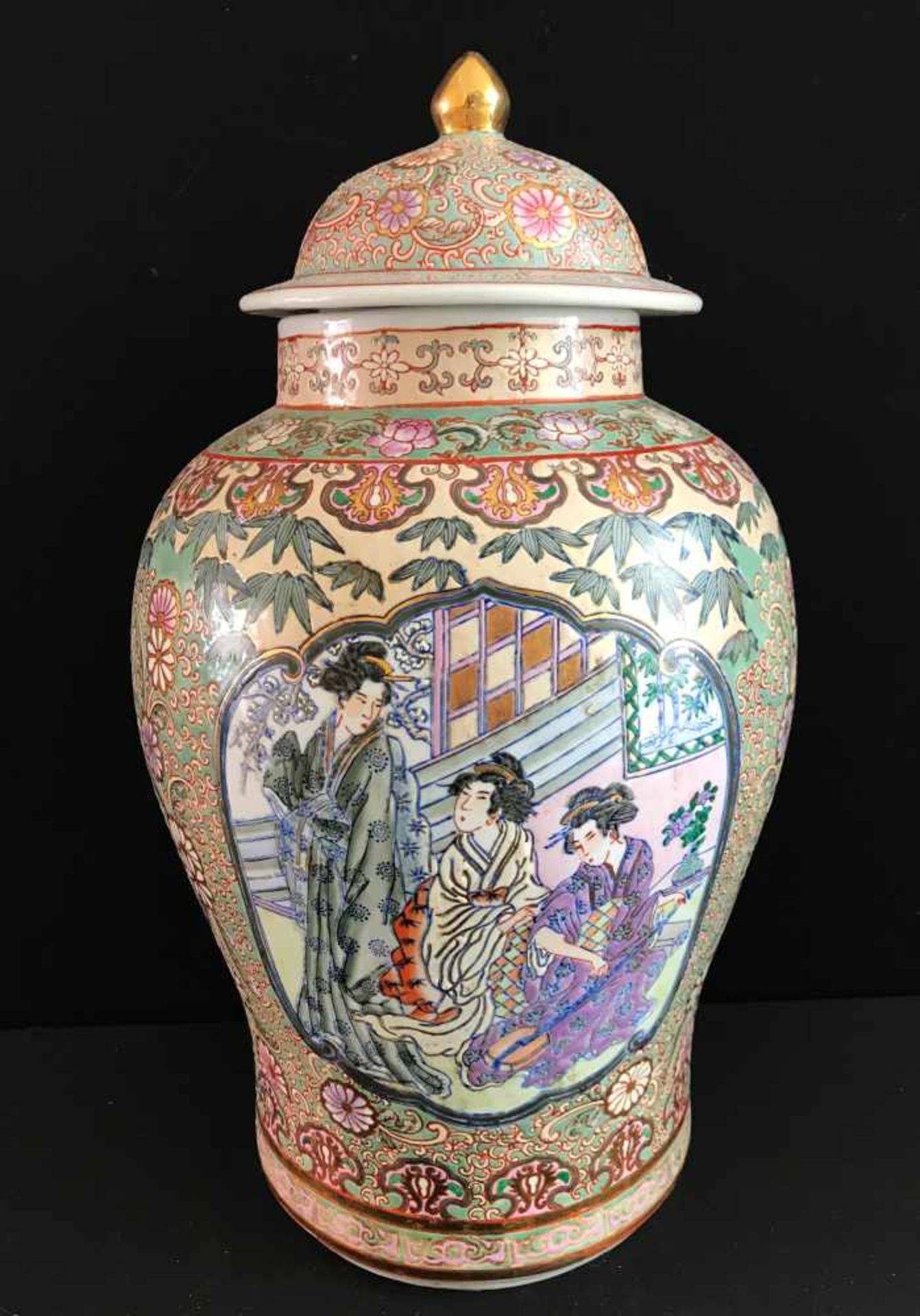 Große Vase. Japan. Am Boden eisenrote Marke. In Emailfarben und Gold. Deckel unten leicht gechipt.