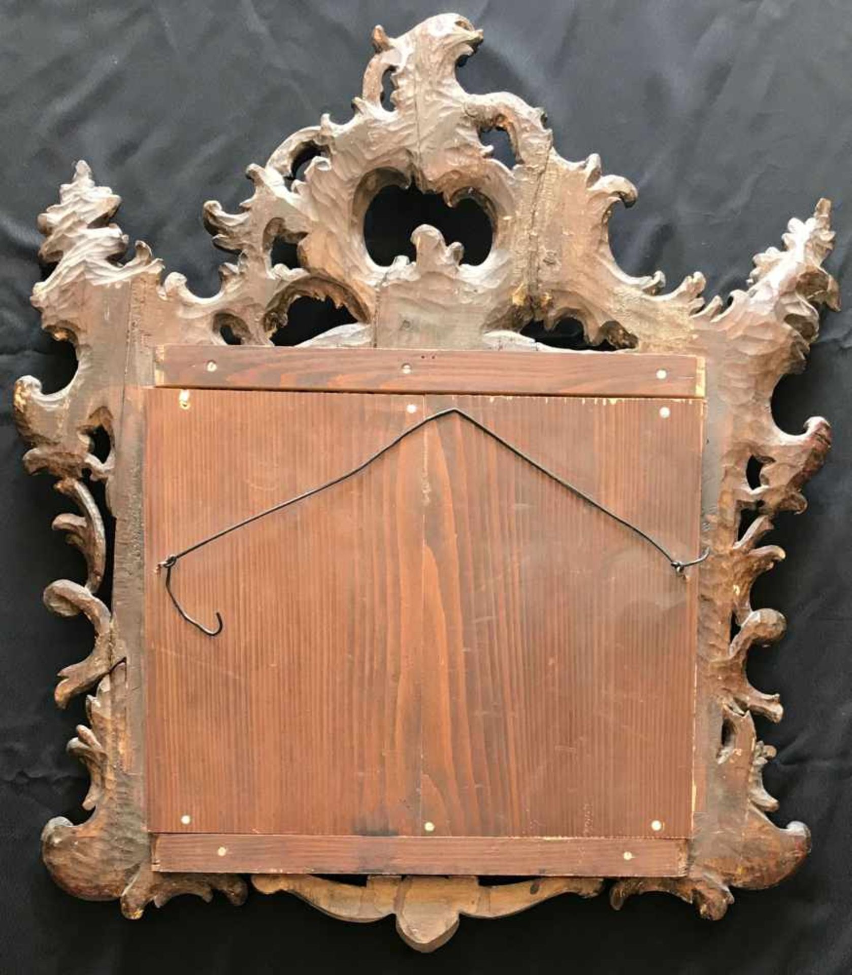 Rokokorahmen, um 1750, geschnitzte, geschwungene Ornamente sowie kleine Blümchen, mit Spiegel ( - Bild 2 aus 2