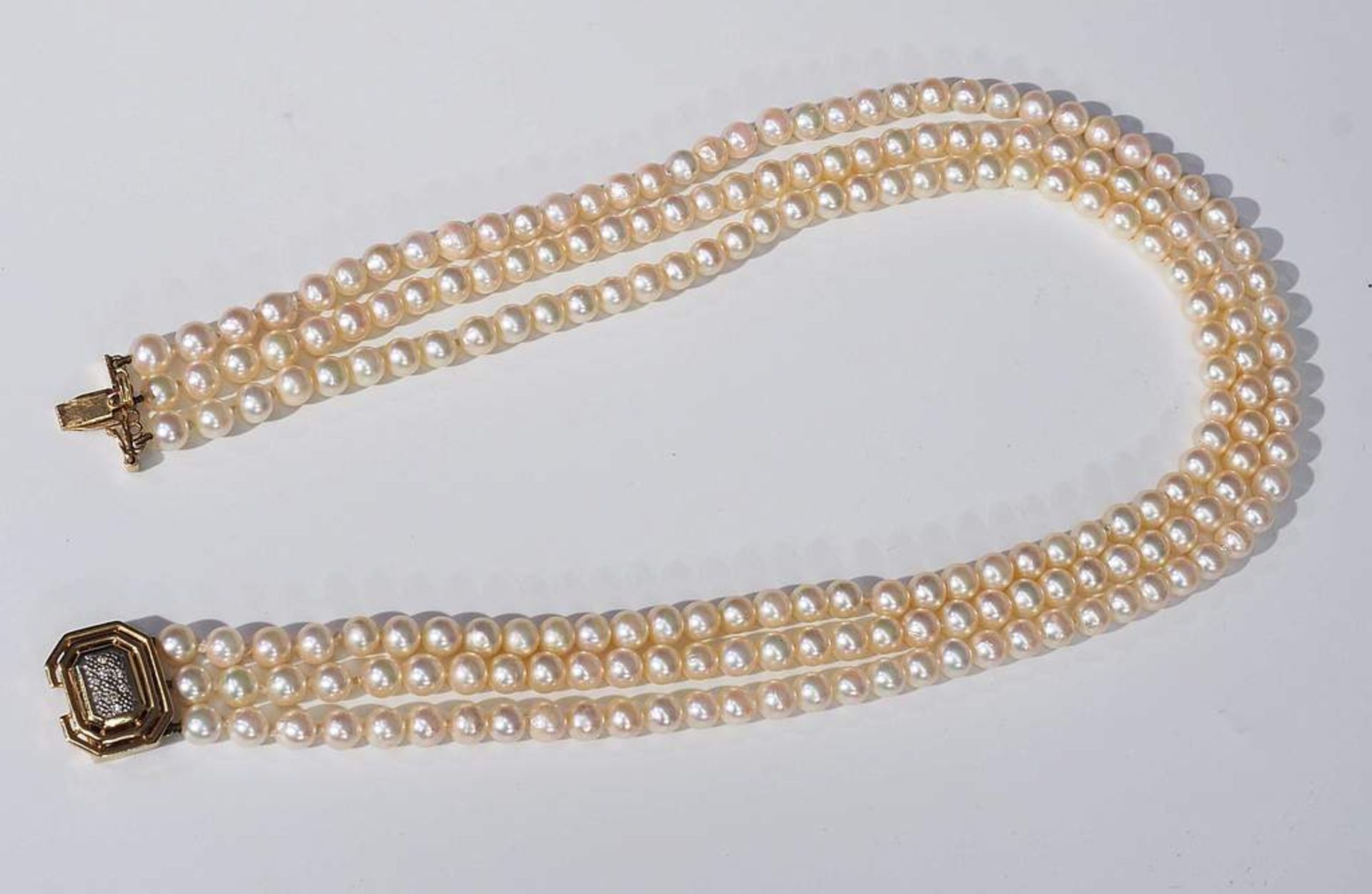 Akoya-Zucht-Perlenkette, dreireihig, 585er Gelbgold-Schmuckschließe mit Diamantbesatz.< - Image 5 of 7
