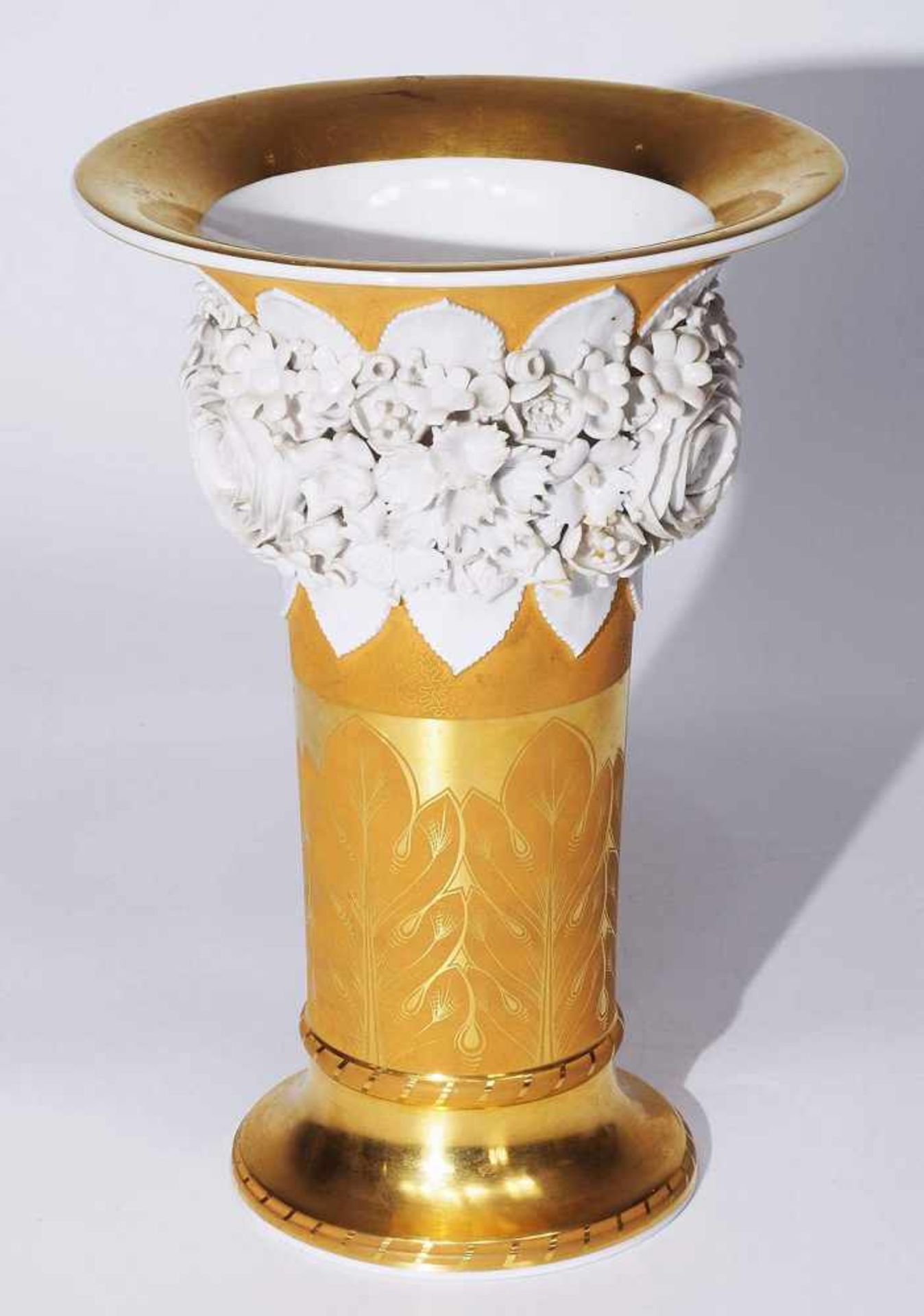 KPM Vase in Trompetenform mit Blumenfries. - Bild 3 aus 6