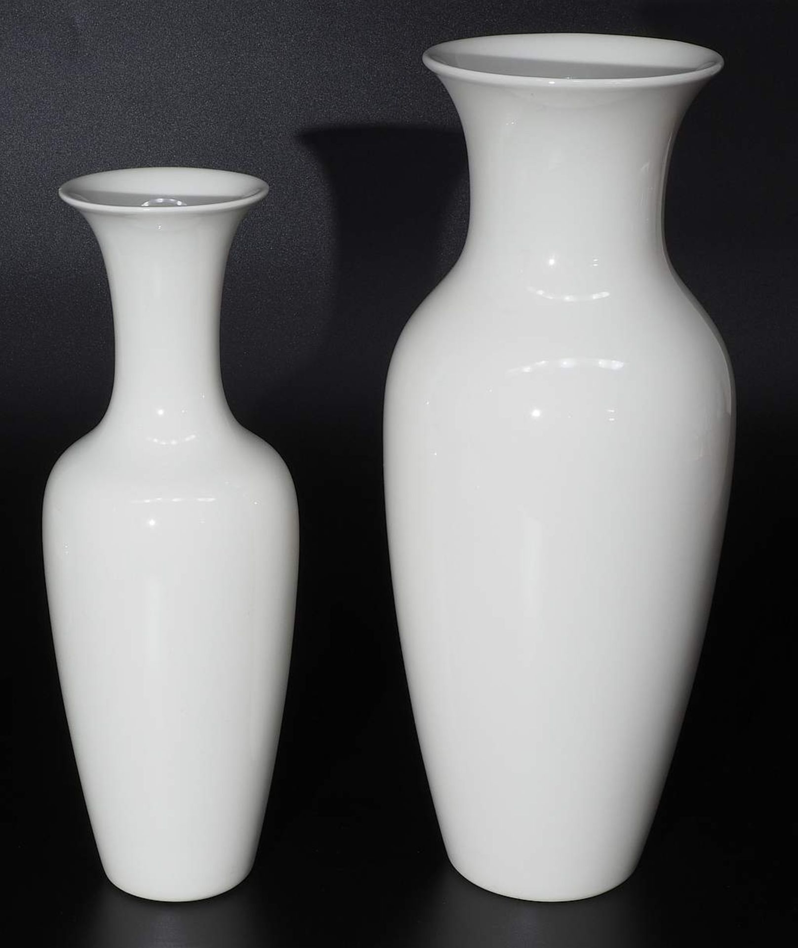Große Deckelterrine. Zwei KPM-Vasen. < - Bild 5 aus 8