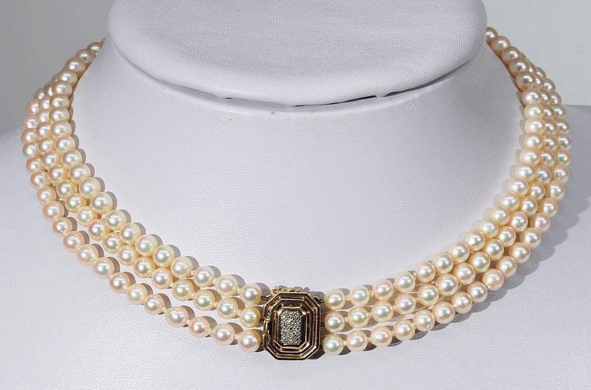 Akoya-Zucht-Perlenkette, dreireihig, 585er Gelbgold-Schmuckschließe mit Diamantbesatz.< - Image 3 of 7
