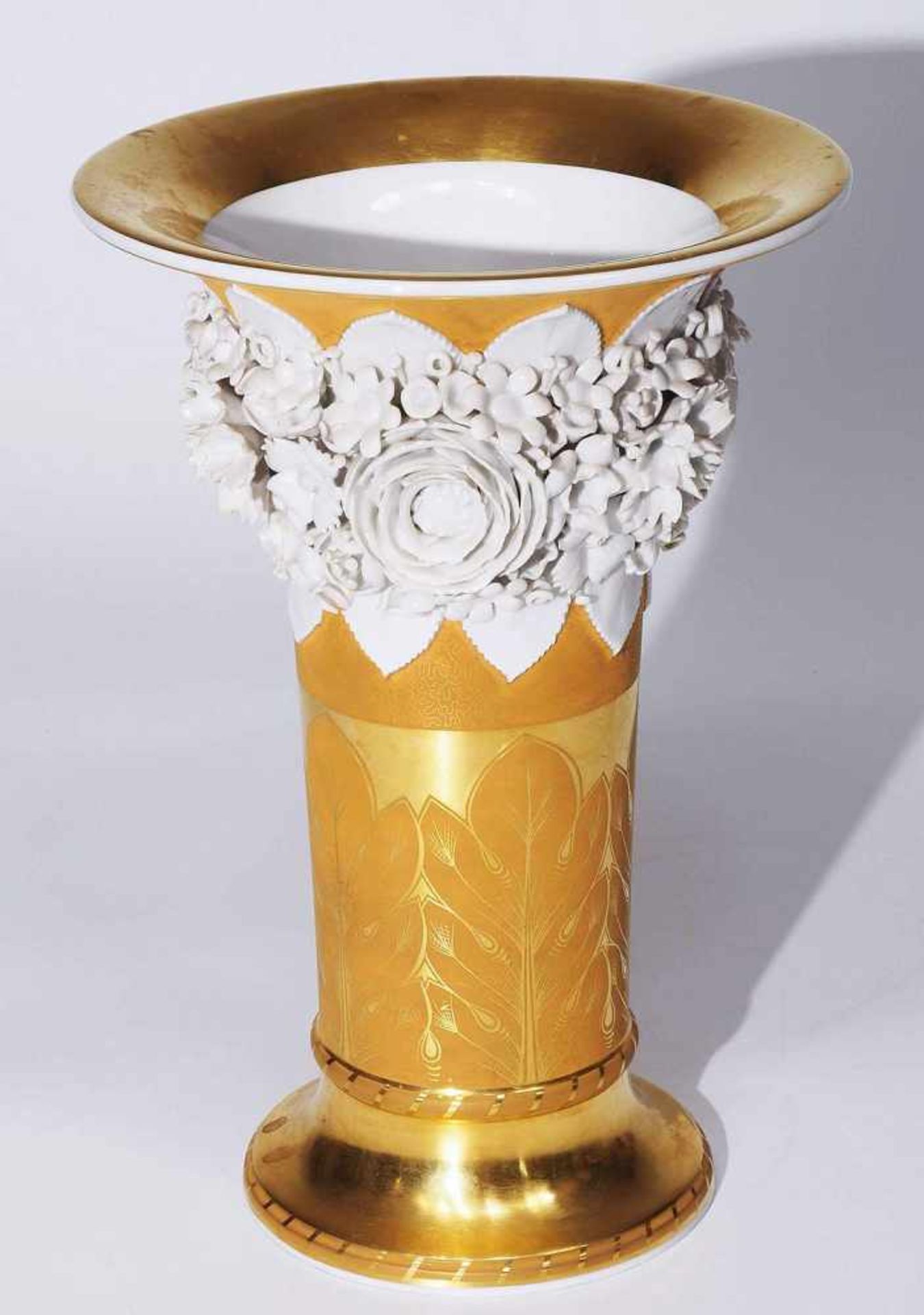 KPM Vase in Trompetenform mit Blumenfries. - Bild 2 aus 6