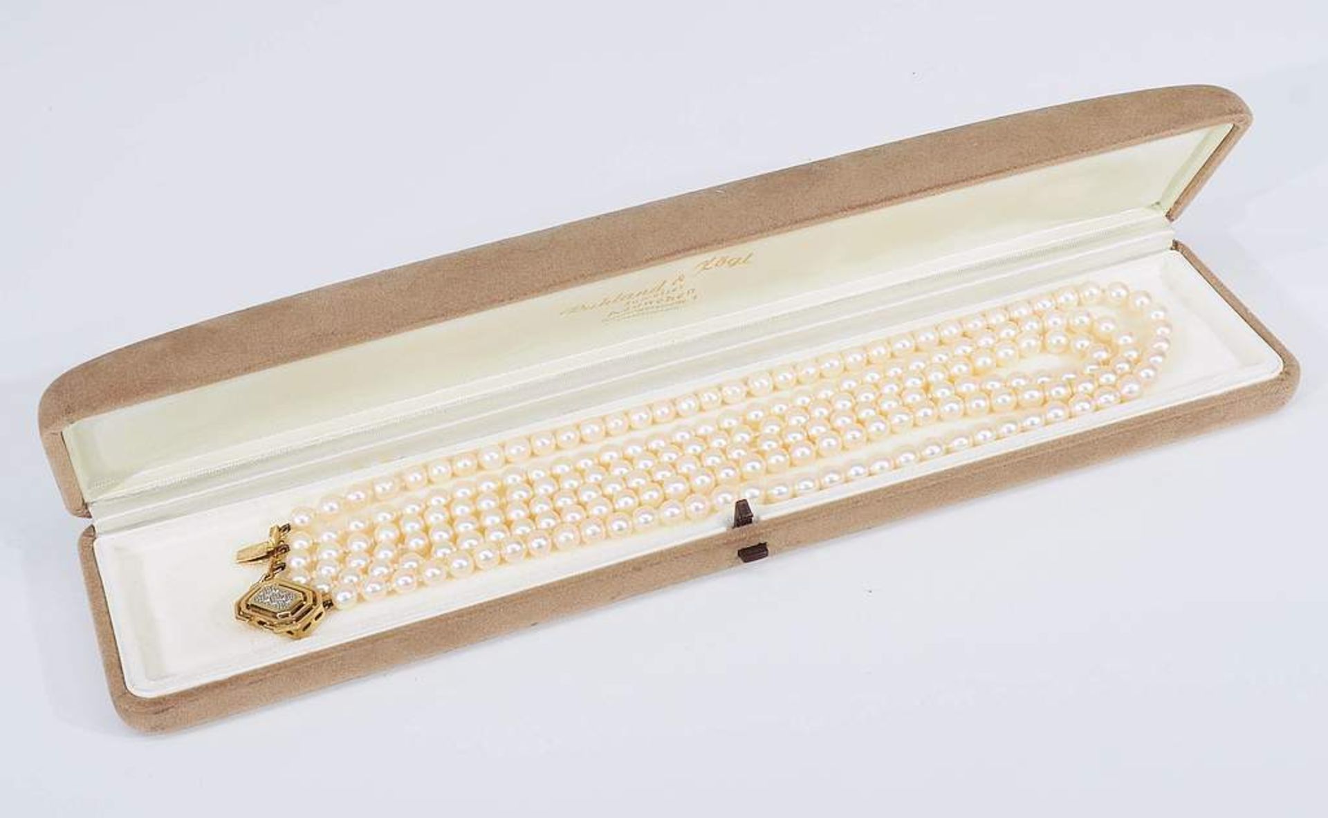 Akoya-Zucht-Perlenkette, dreireihig, 585er Gelbgold-Schmuckschließe mit Diamantbesatz.< - Image 7 of 7