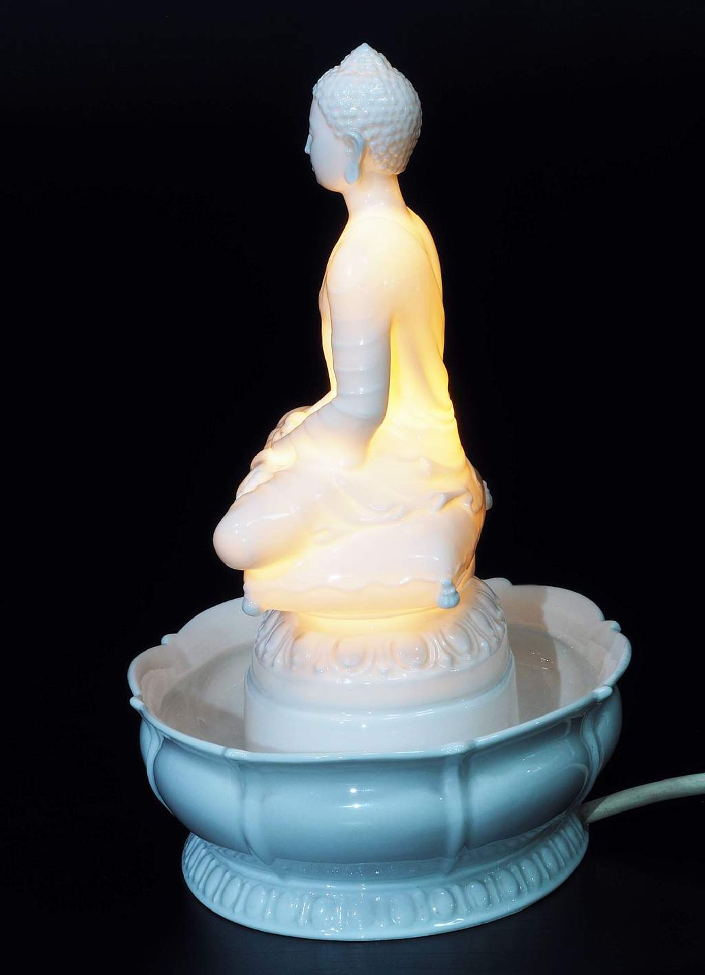 Beleuchtungs-Skulptur "Buddha auf Kissen und Lotossockel". - Bild 4 aus 7