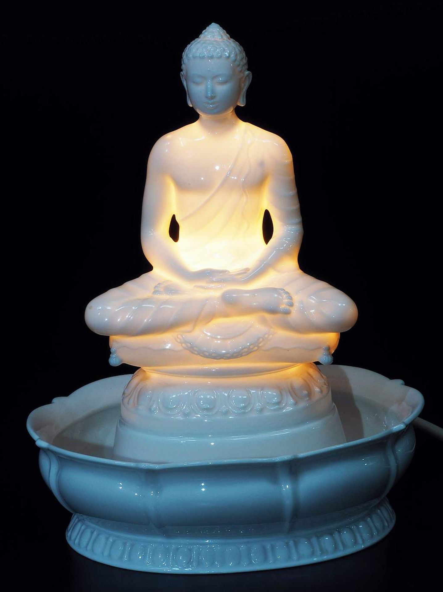 Beleuchtungs-Skulptur "Buddha auf Kissen und Lotossockel". - Bild 3 aus 7