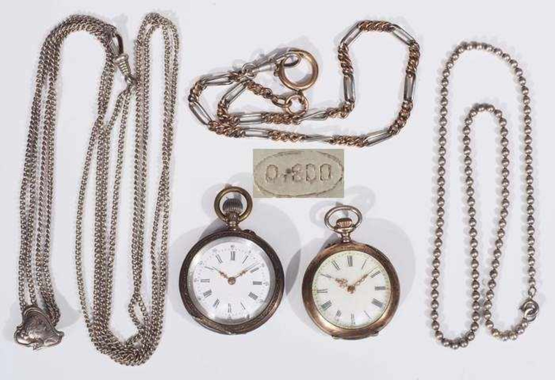 Zwei Damen-Taschenuhren. Drei Uhrketten.