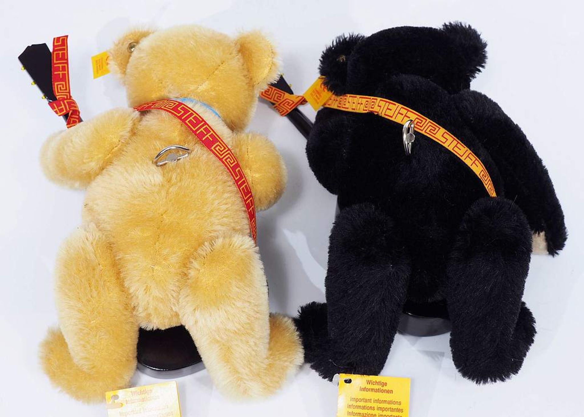 Zwei Steiff-Musik-Teddybären Bobby in schwarz und Billy in blond. Zwei Steiff-Musik-Teddybären Bobby - Bild 3 aus 5