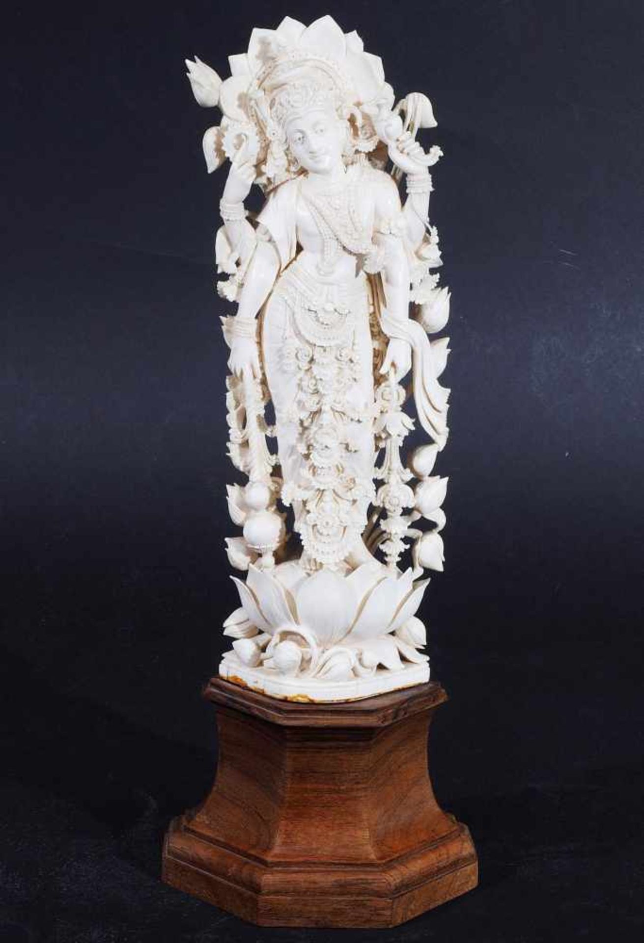 Indische Göttin Lakshmi in guter Handarbeit. Indische Göttin Lakshmi in guter Handarbeit. Elfenbein, - Bild 2 aus 8