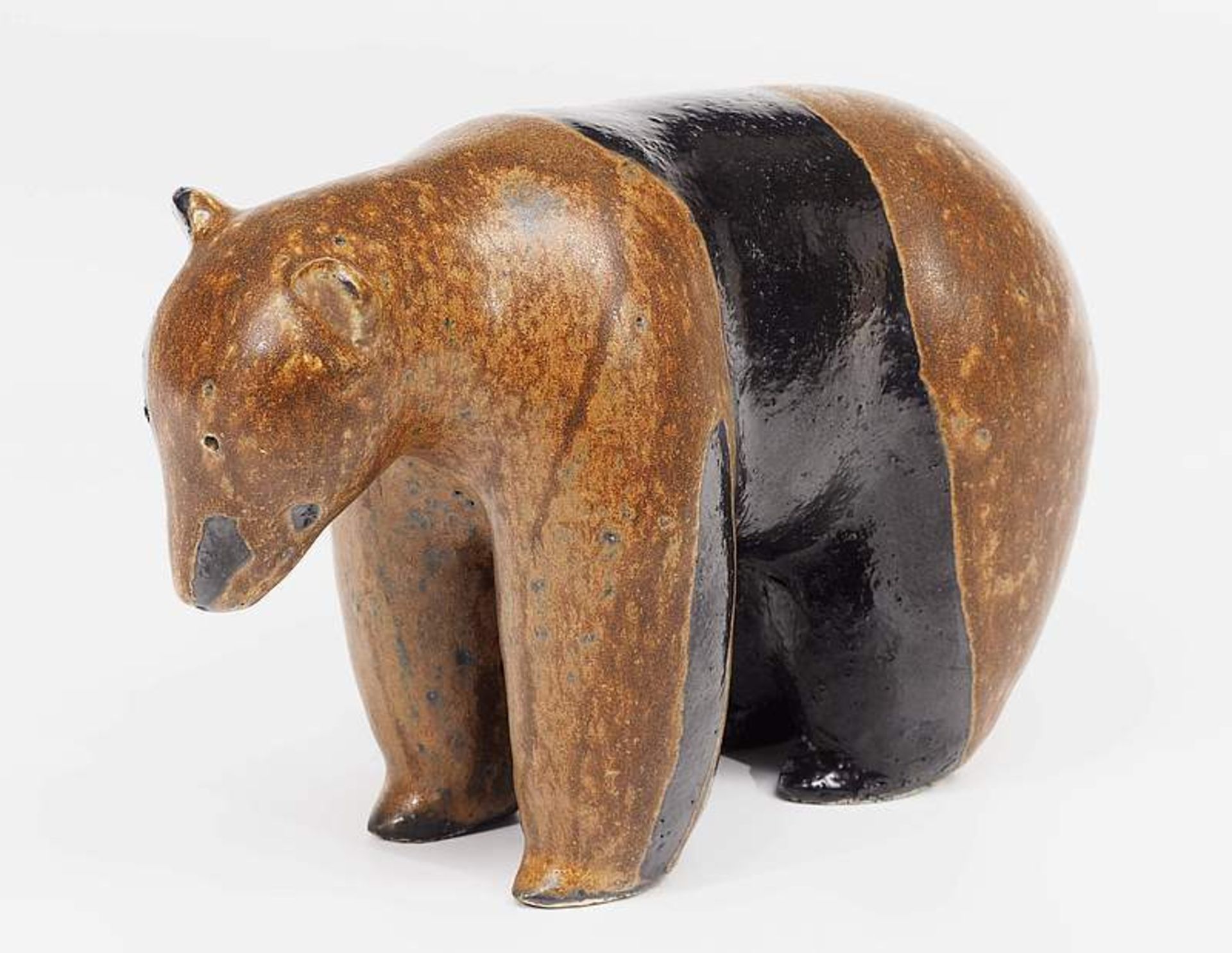 Bär, Keramik, farbig gefaßt. Bär, Keramik, farbig gefaßt. Höhe ca. 14 cm. Provenience: - Bild 3 aus 5