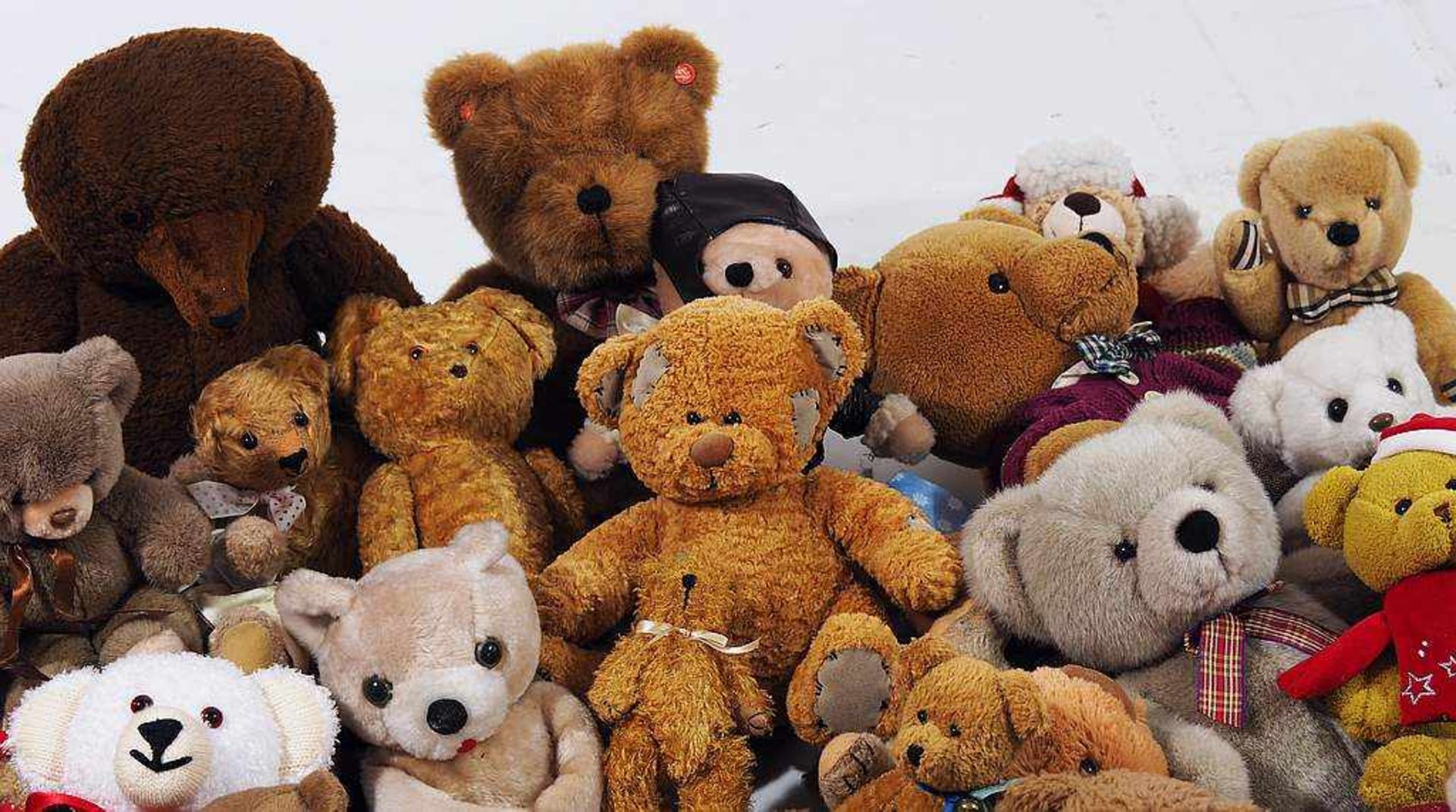 Großes bespieltes Konvolut Teddy-Bären, ohne Hersteller-Marken, insgesamt 49 Stück.Großes bespieltes - Bild 3 aus 5