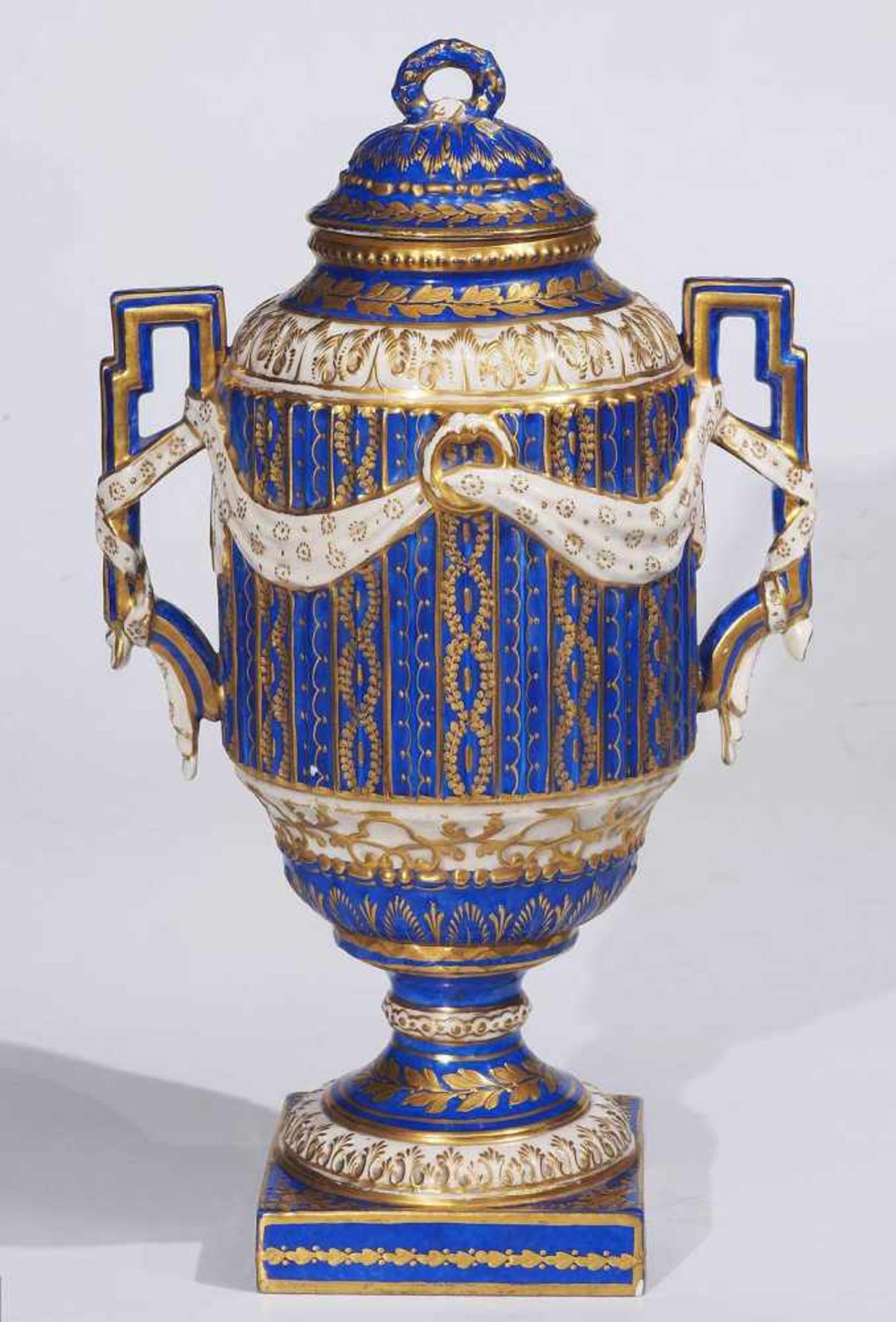 Amphoren-Deckelvase, geschraubt. Paris/France, Bloch & Cie 1887 -1900.Amphoren-Deckelvase, - Bild 2 aus 8