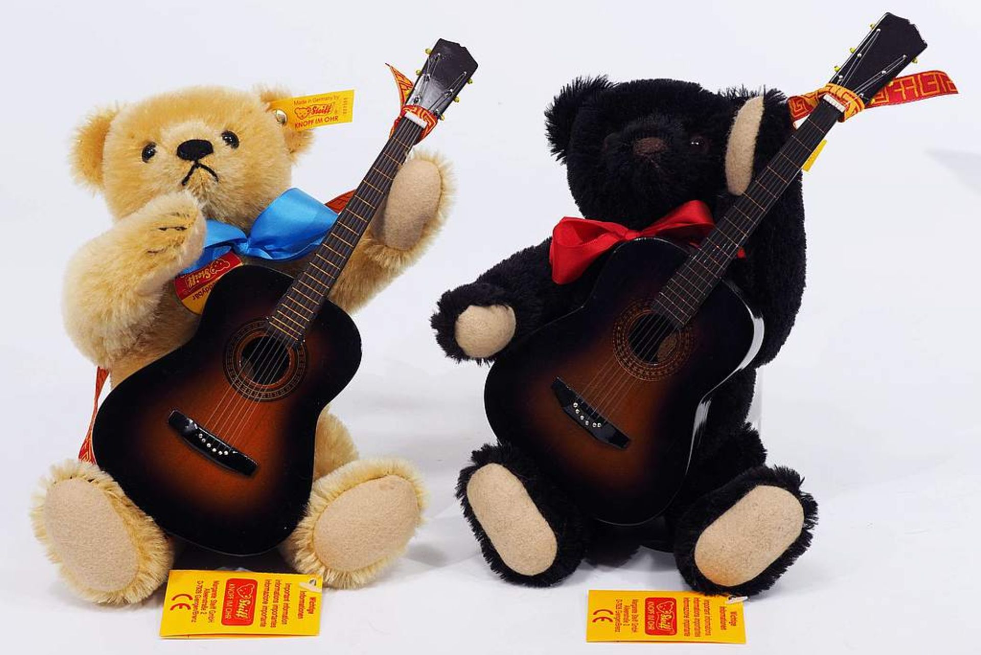 Zwei Steiff-Musik-Teddybären Bobby in schwarz und Billy in blond. Zwei Steiff-Musik-Teddybären Bobby - Bild 2 aus 5