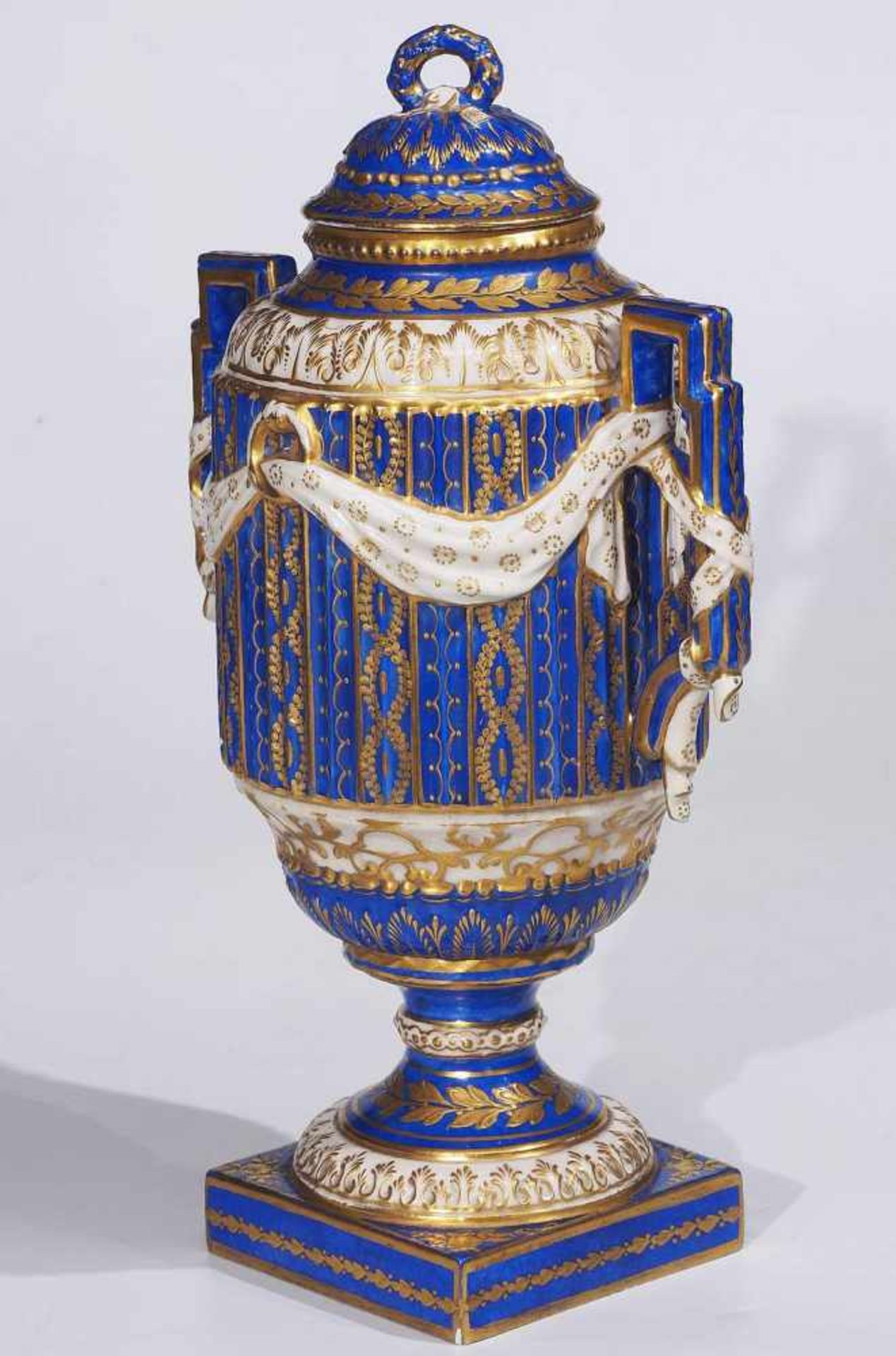 Amphoren-Deckelvase, geschraubt. Paris/France, Bloch & Cie 1887 -1900.Amphoren-Deckelvase, - Bild 3 aus 8