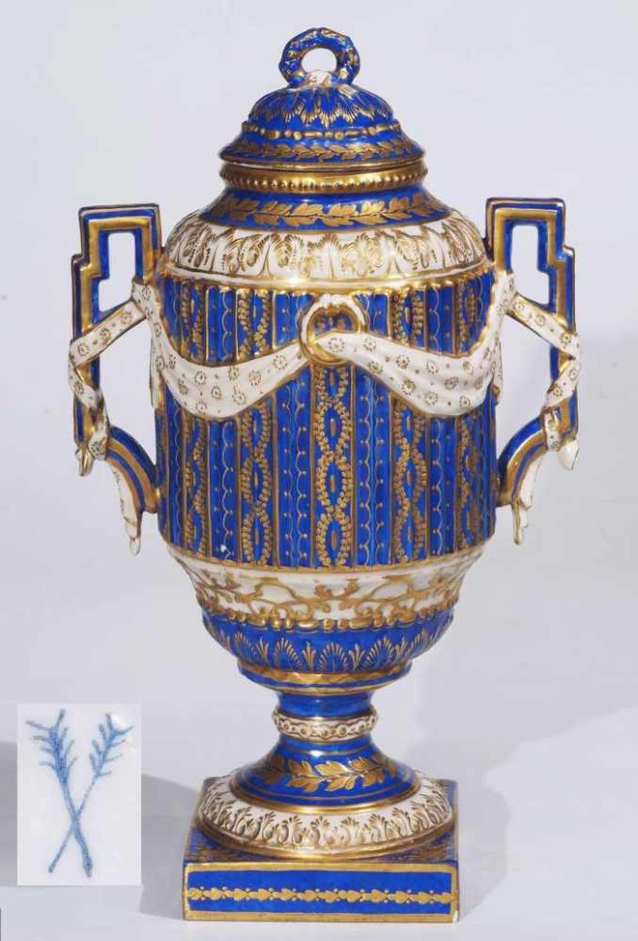 Amphoren-Deckelvase, geschraubt. Paris/France, Bloch & Cie 1887 -1900.Amphoren-Deckelvase,