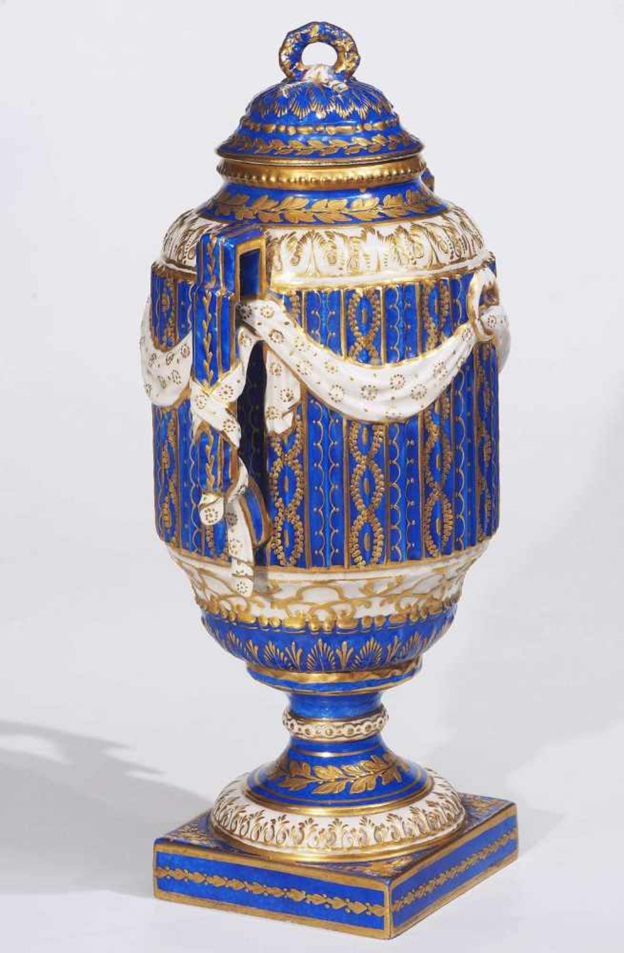 Amphoren-Deckelvase, geschraubt. Paris/France, Bloch & Cie 1887 -1900.Amphoren-Deckelvase, - Bild 4 aus 8