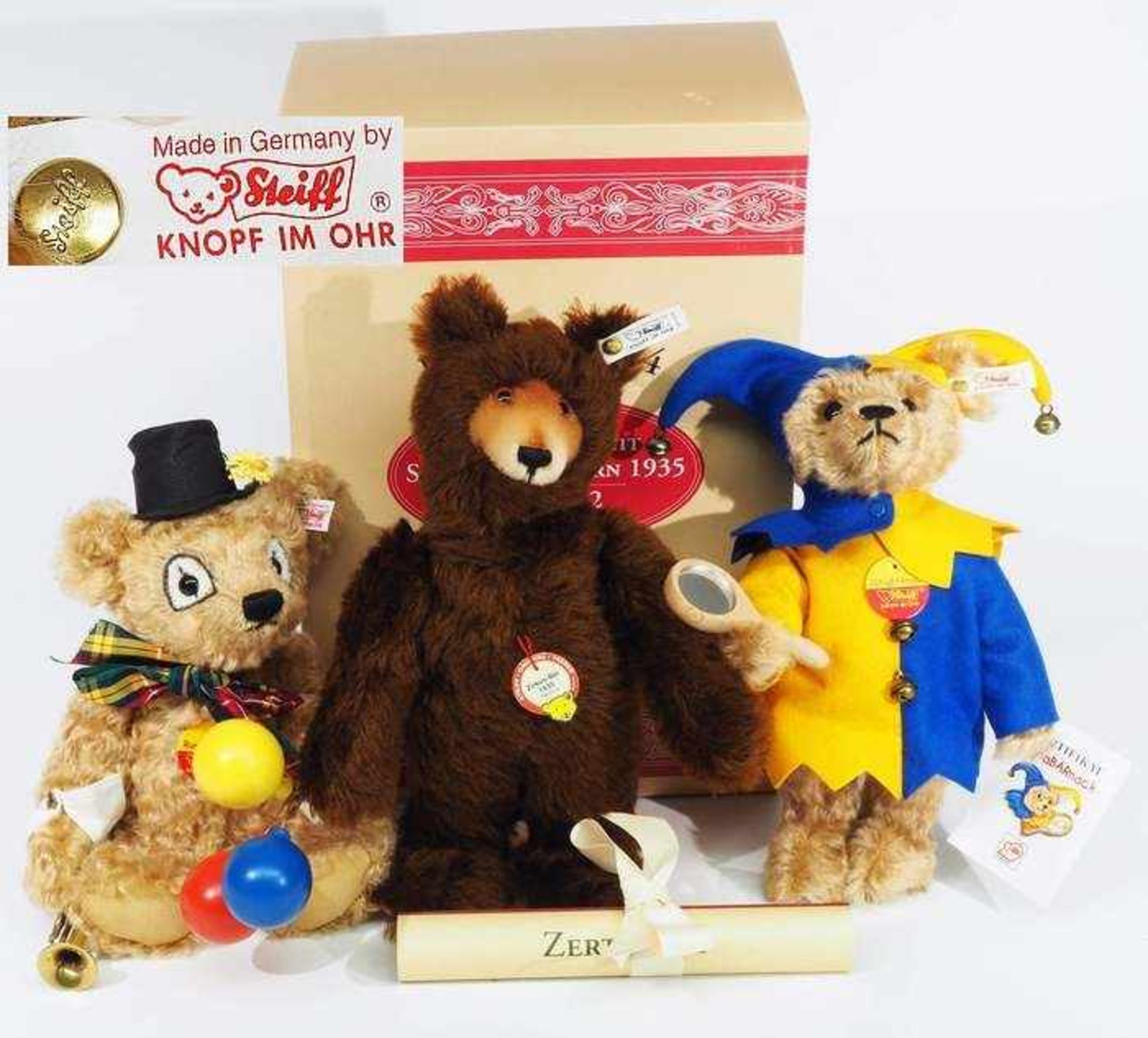 Drei Bären mit STEIFF ORIGINAL-Marke. 1). Zirkus-Bär 1935, Replic 1994, numeriert 01909. Aus