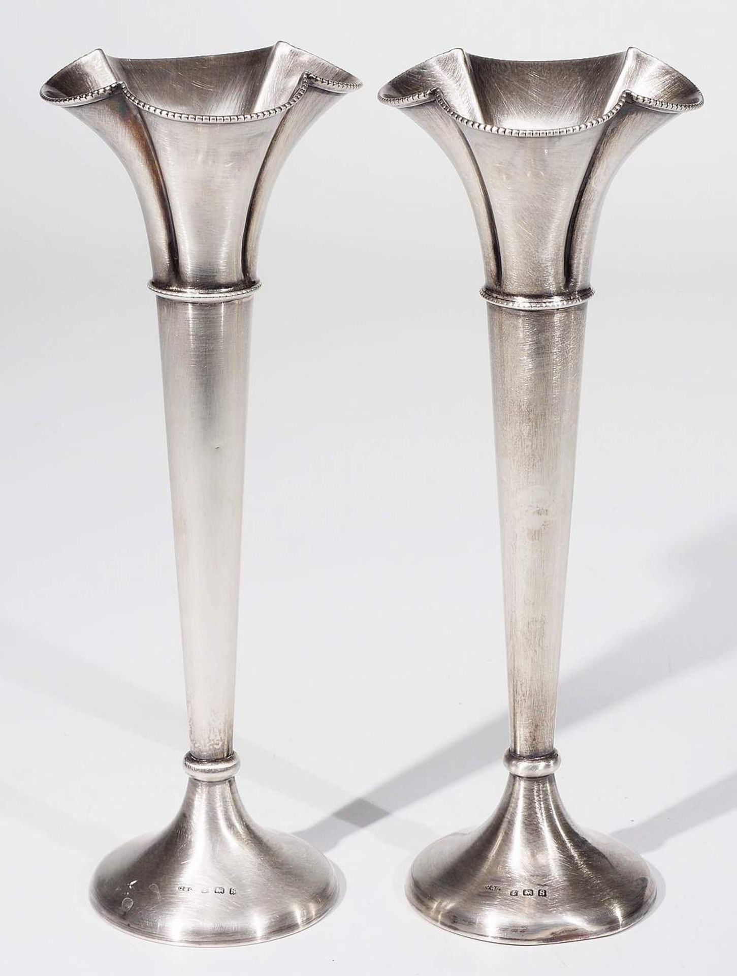 Vasenpaar. Vasenpaar. ENGLAND/Birmingham 1942, Sterlingsilber. Beschwerter Fuß, Trompetenform, - Bild 2 aus 6