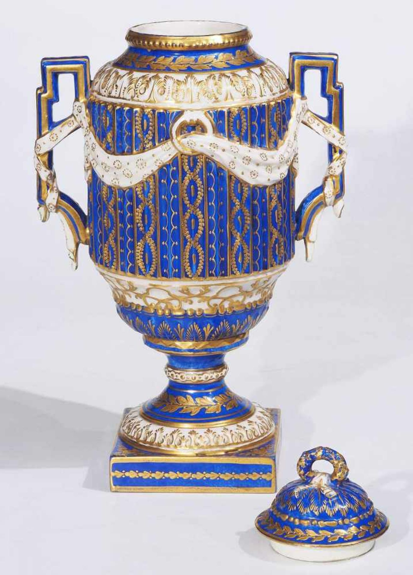 Amphoren-Deckelvase, geschraubt. Paris/France, Bloch & Cie 1887 -1900.Amphoren-Deckelvase, - Bild 5 aus 8