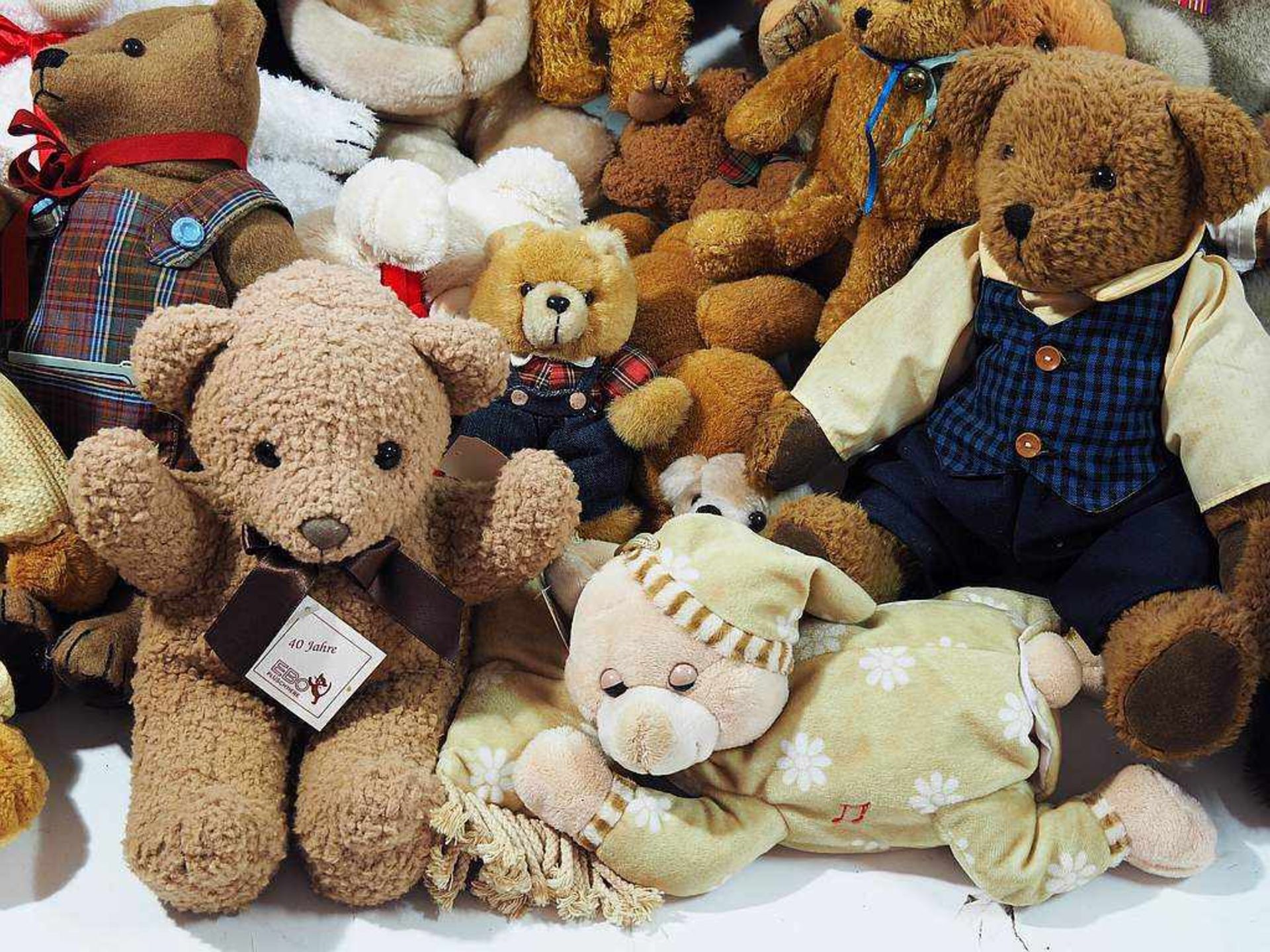 Großes bespieltes Konvolut Teddy-Bären, ohne Hersteller-Marken, insgesamt 49 Stück.Großes bespieltes - Bild 4 aus 5