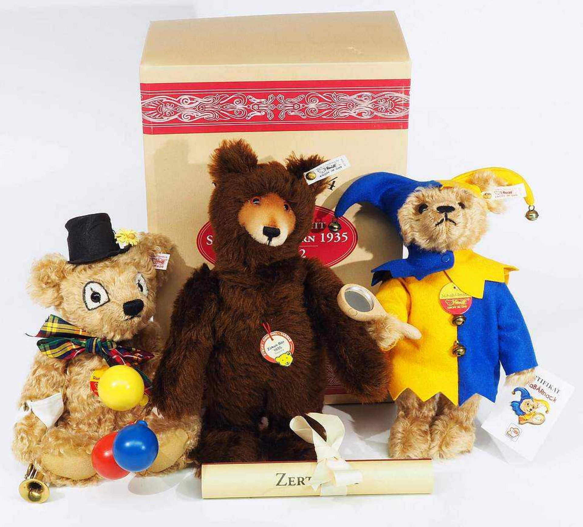 Drei Bären mit STEIFF ORIGINAL-Marke. 1). Zirkus-Bär 1935, Replic 1994, numeriert 01909. Aus - Bild 2 aus 7