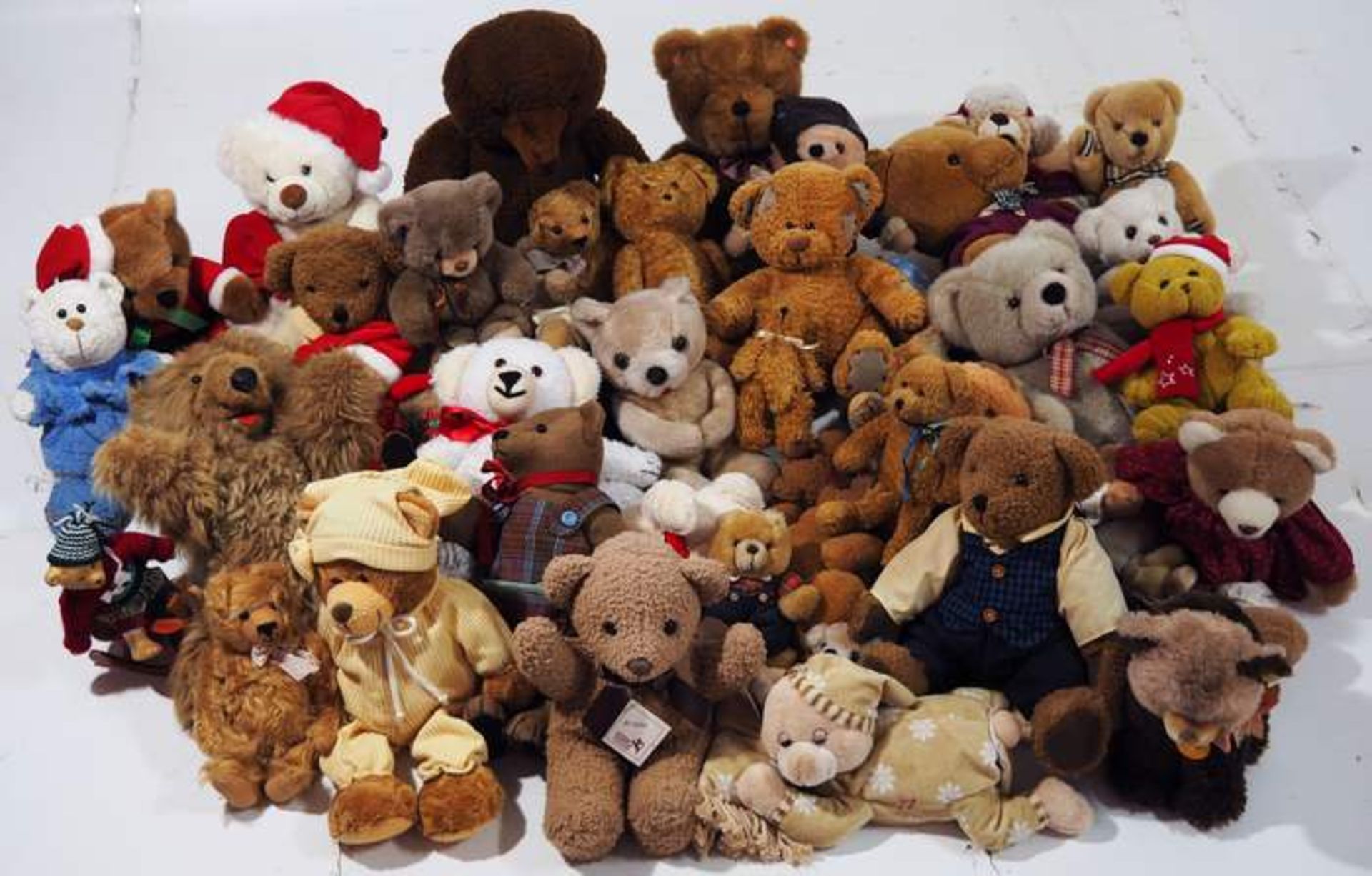 Großes bespieltes Konvolut Teddy-Bären, ohne Hersteller-Marken, insgesamt 49 Stück.Großes bespieltes