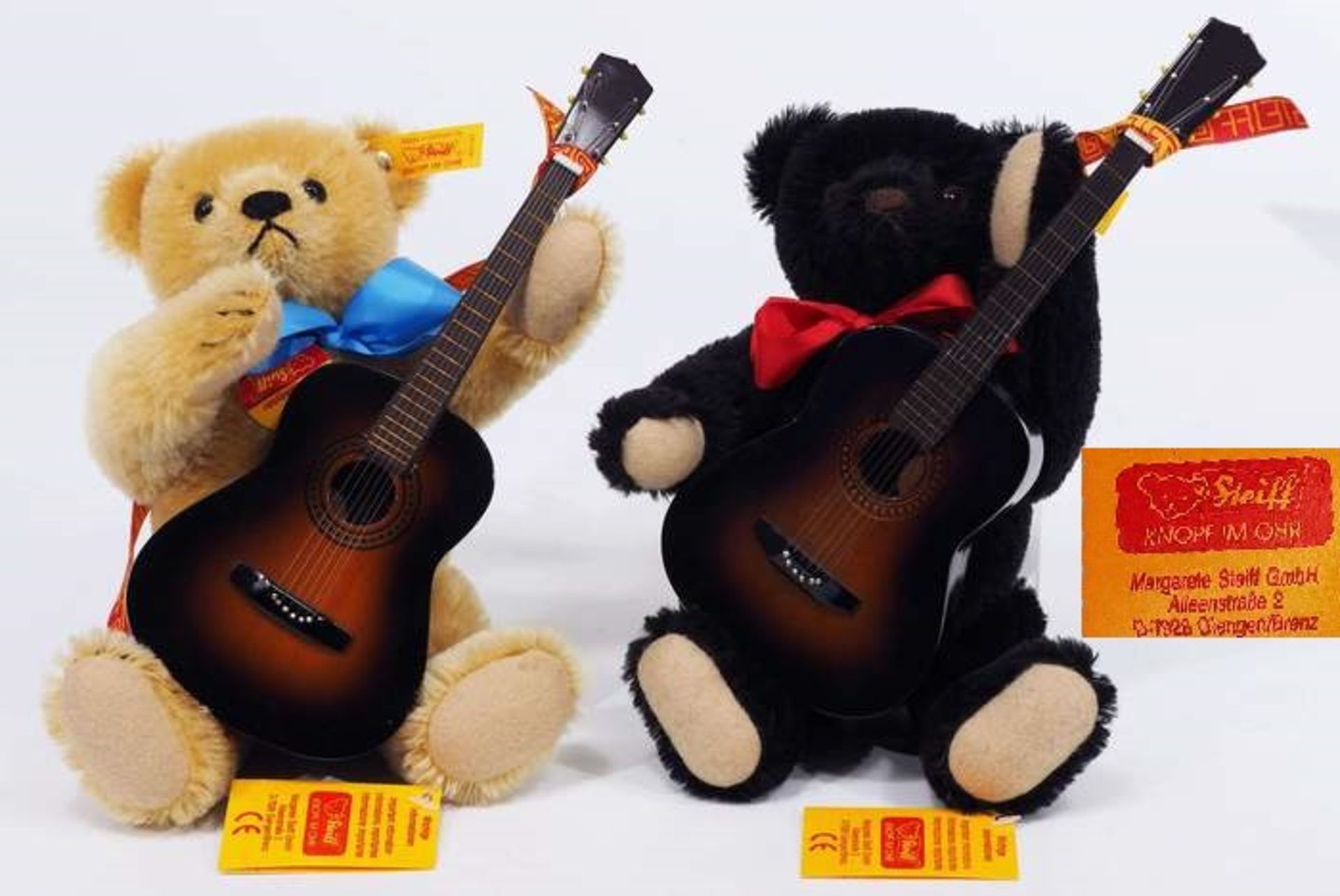 Zwei Steiff-Musik-Teddybären Bobby in schwarz und Billy in blond. Zwei Steiff-Musik-Teddybären Bobby